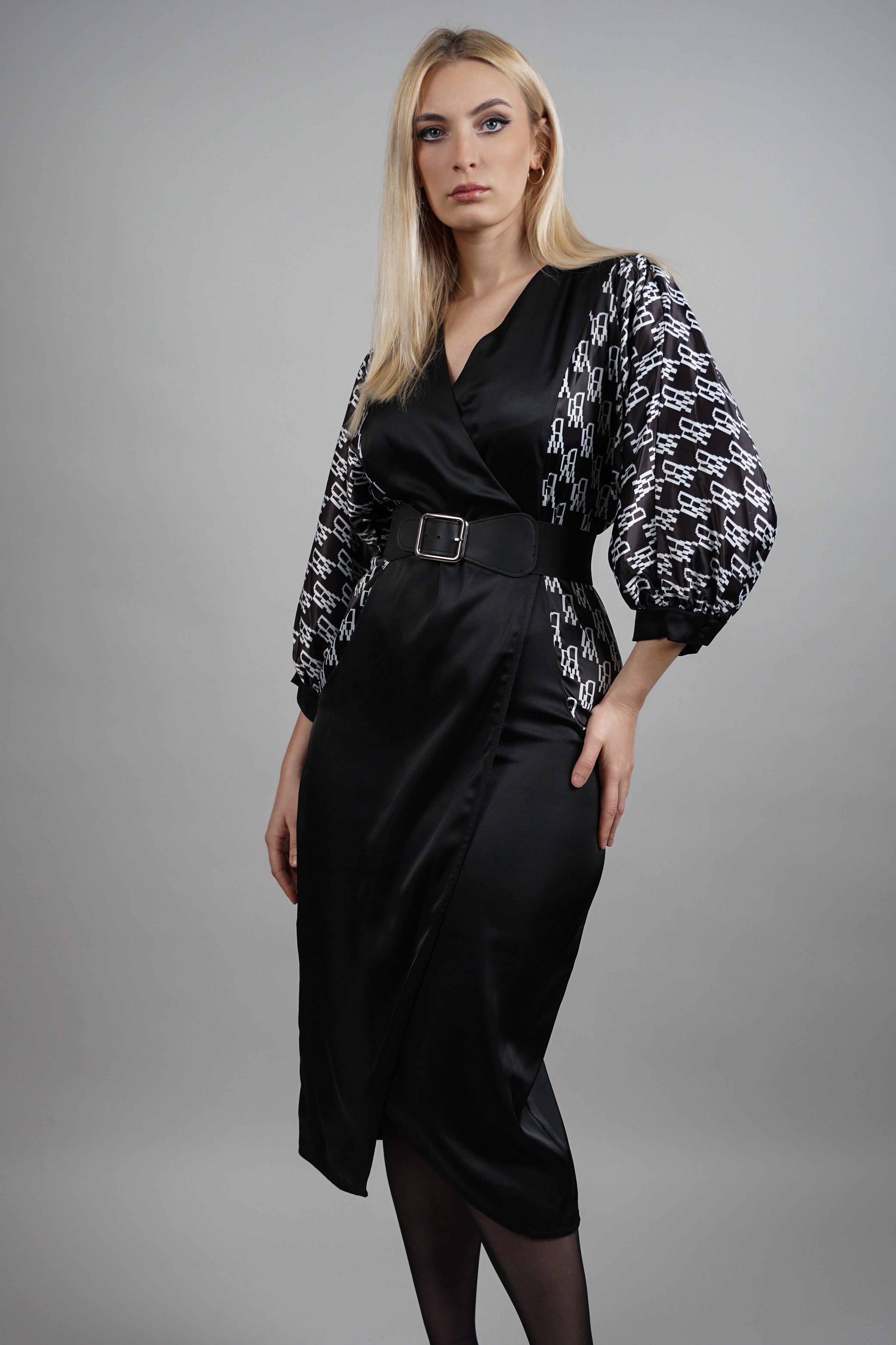 Noir Signature – elegantna haljina s naglašenim rukavima