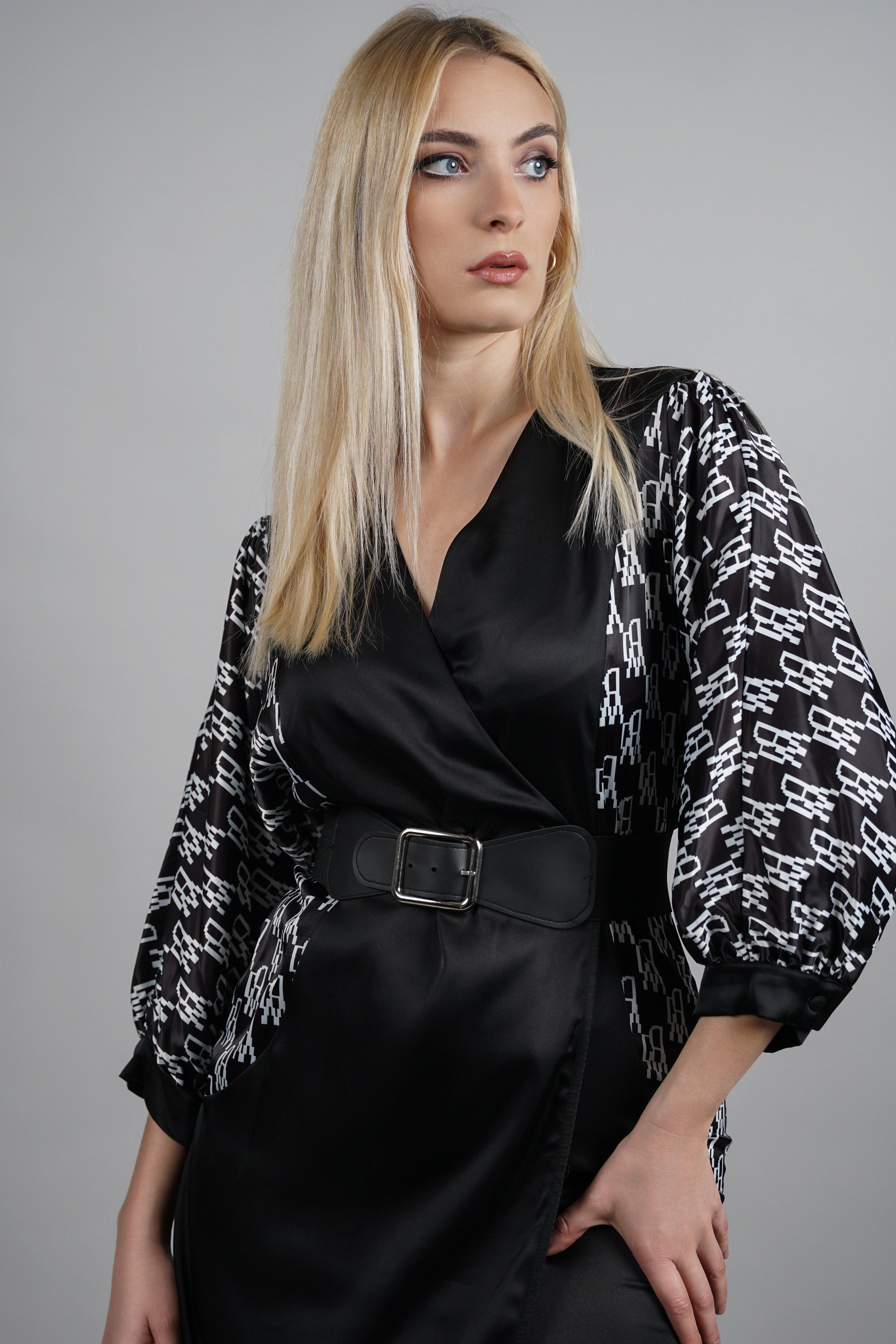 Noir Signature – elegantna haljina s naglašenim rukavima