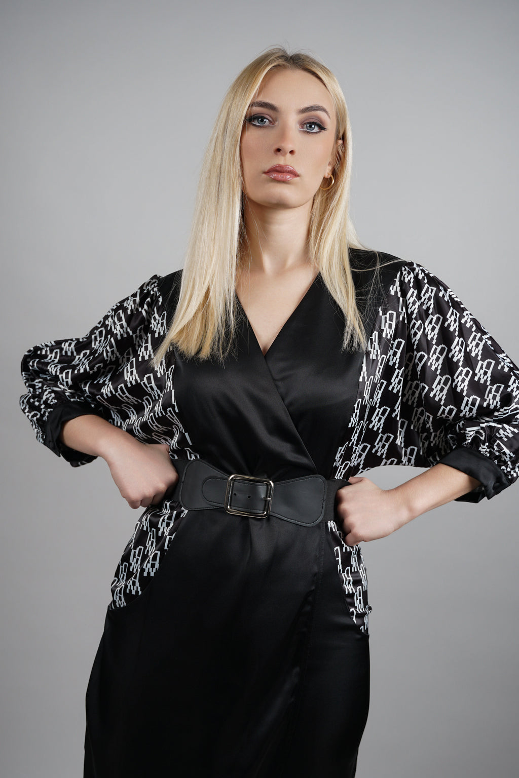 Noir Signature – elegantna haljina s naglašenim rukavima