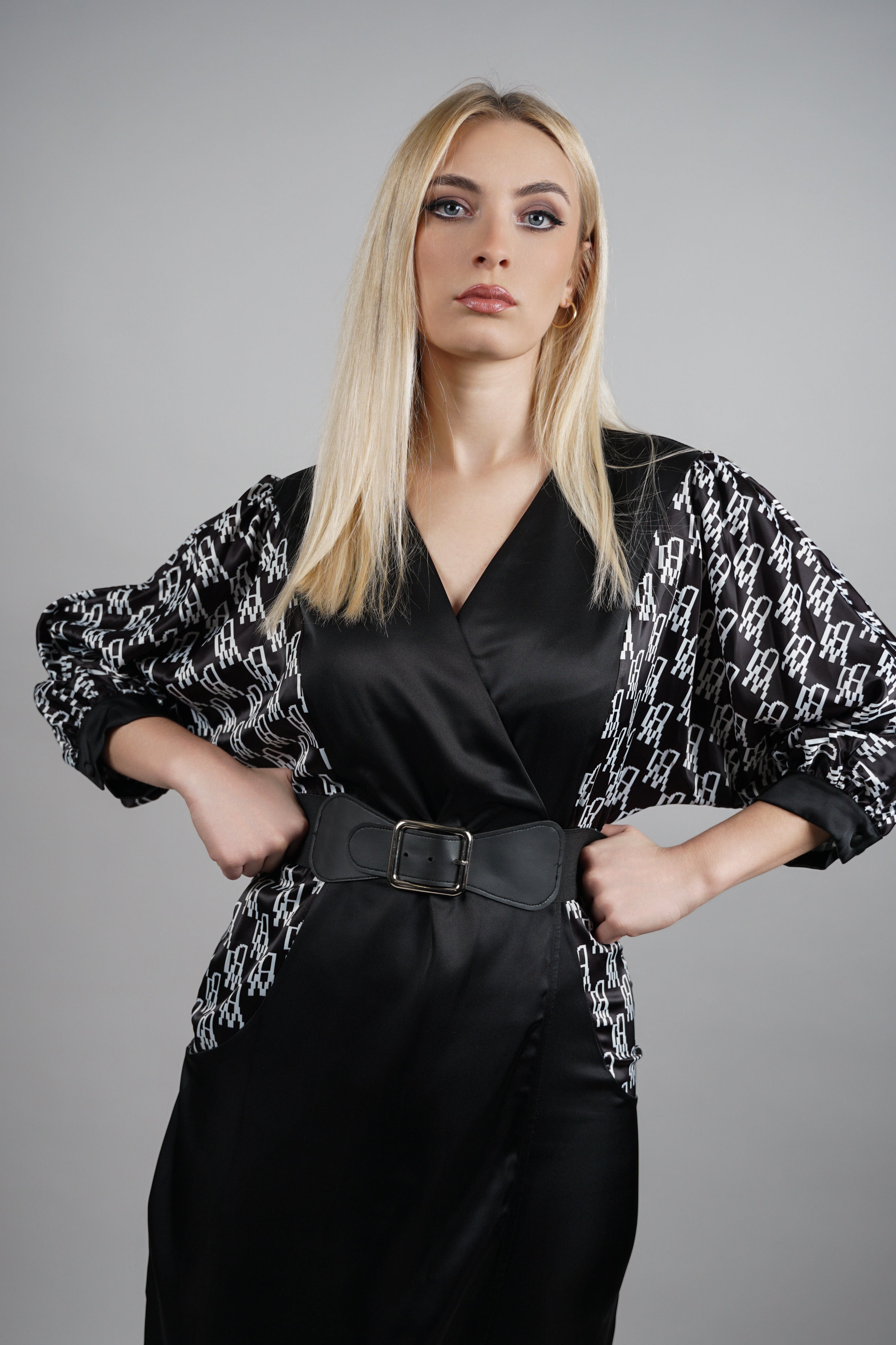 Noir Signature – elegantna haljina s naglašenim rukavima