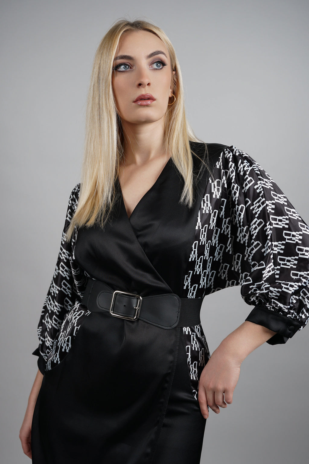 Noir Signature – elegantna haljina s naglašenim rukavima