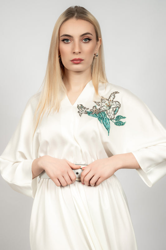Fallon - bijela haljina sa prekrasnim detaljem