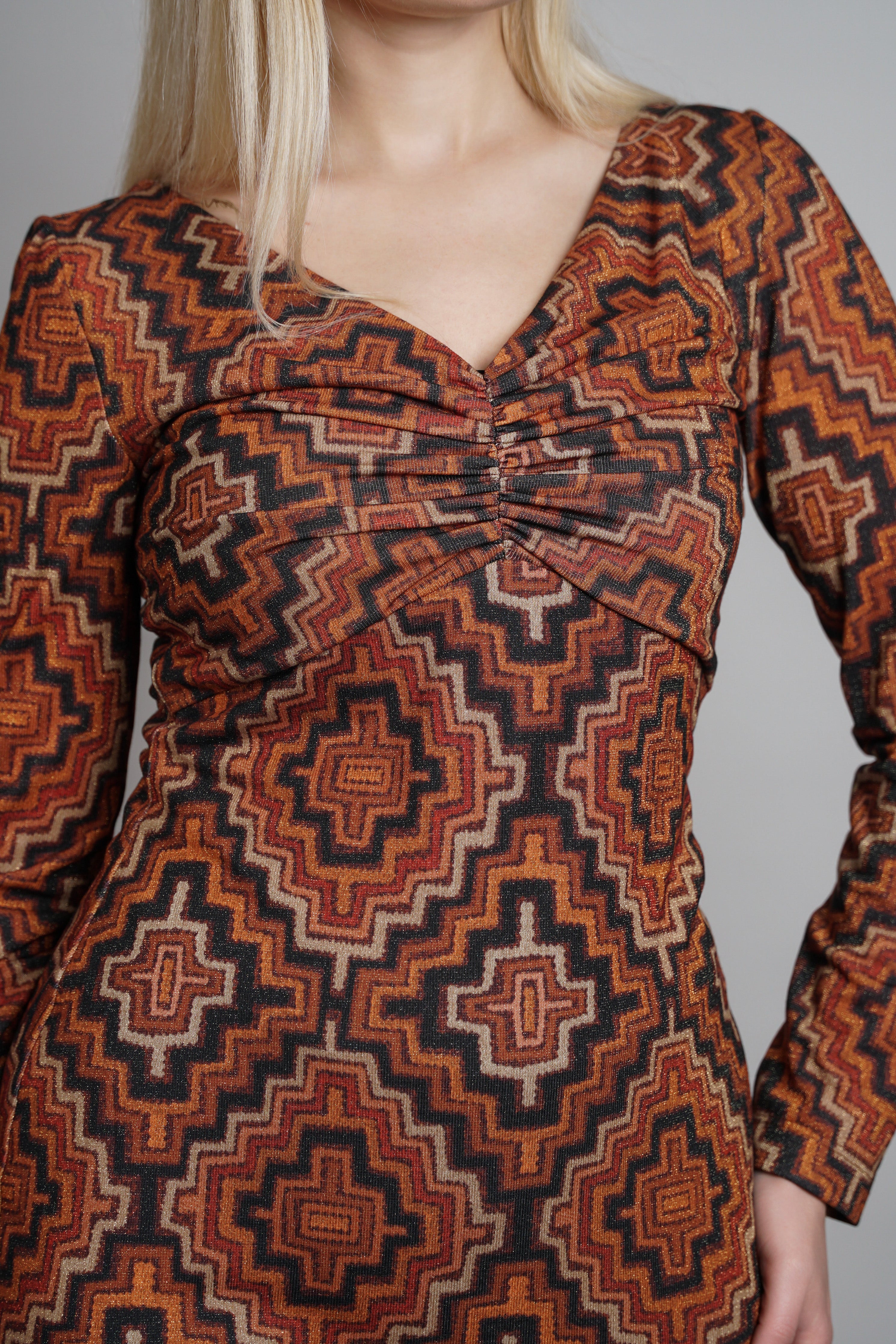 Siena haljina – geometrijski print s naglašenim strukom