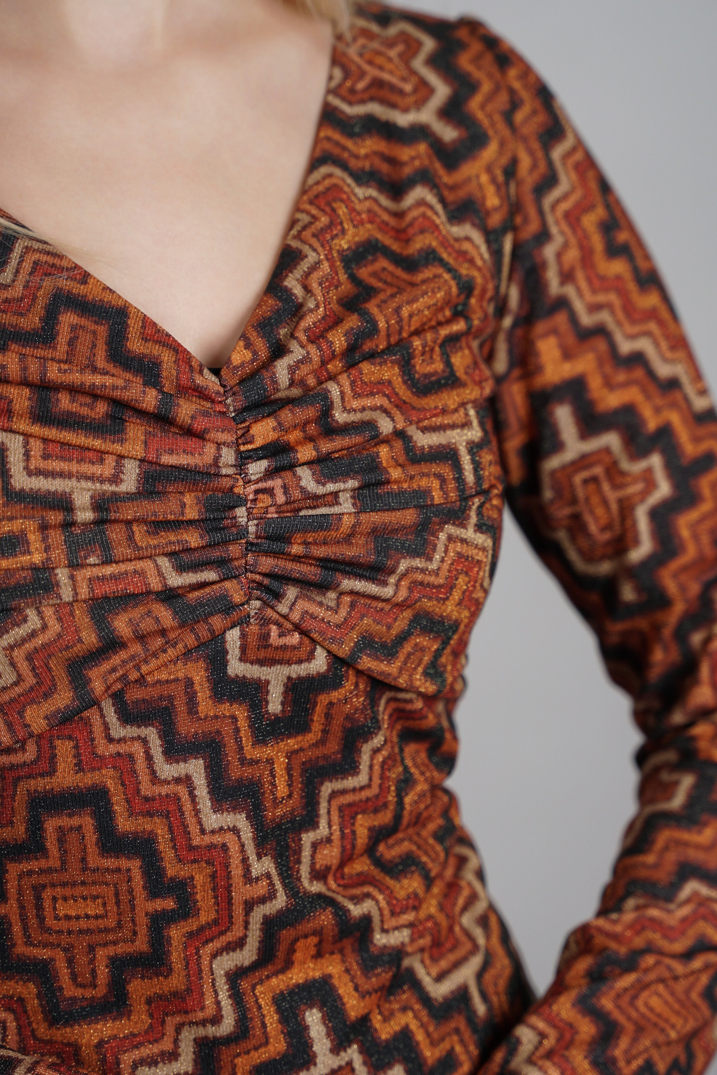Siena haljina – geometrijski print s naglašenim strukom