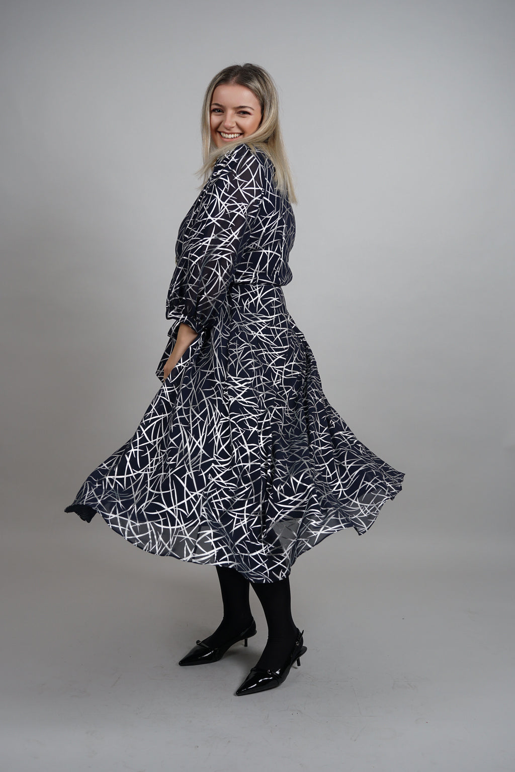 Blue Grace - sofisticirani print i ženstvena silueta