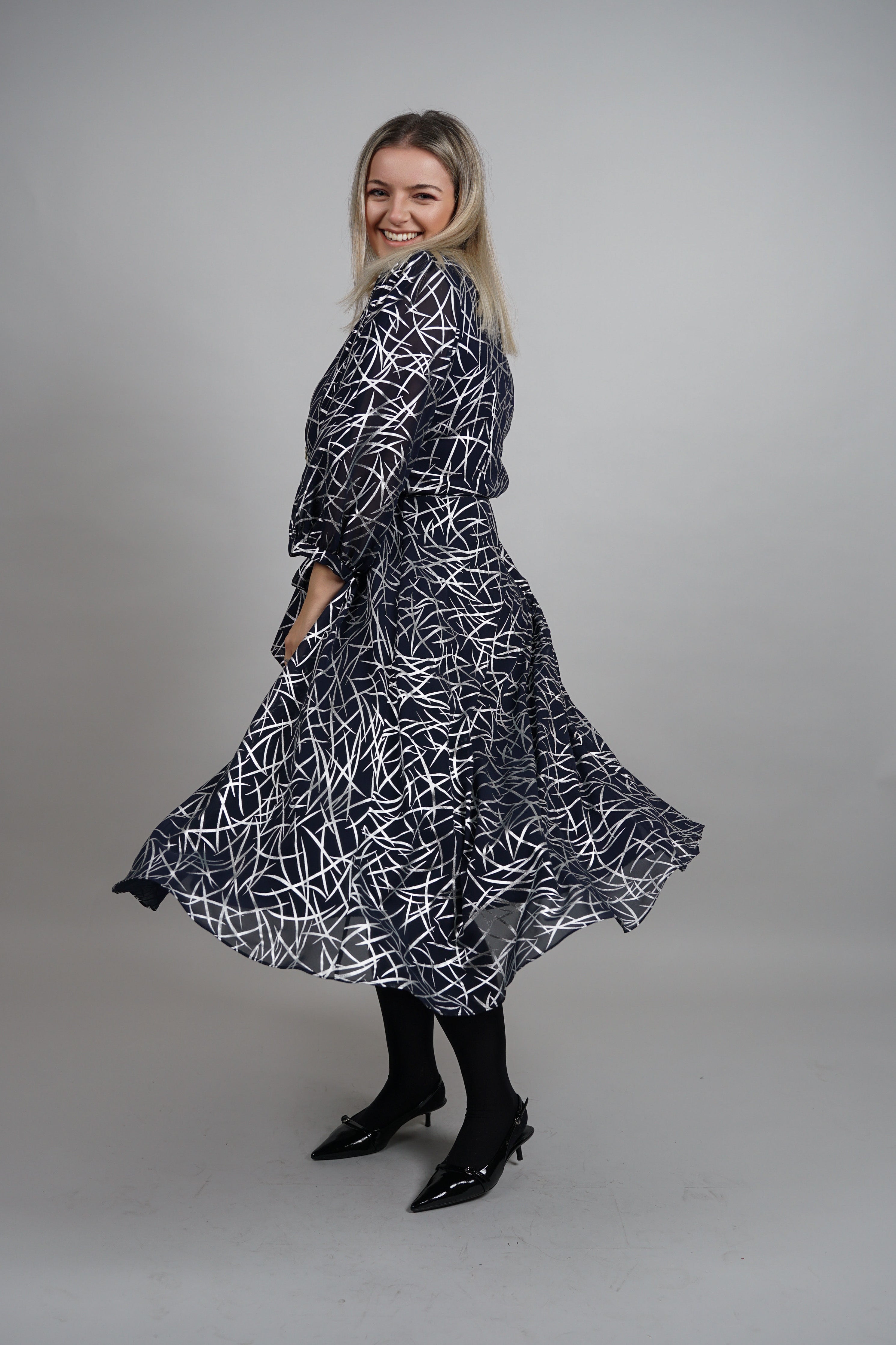 Blue Grace - sofisticirani print i ženstvena silueta