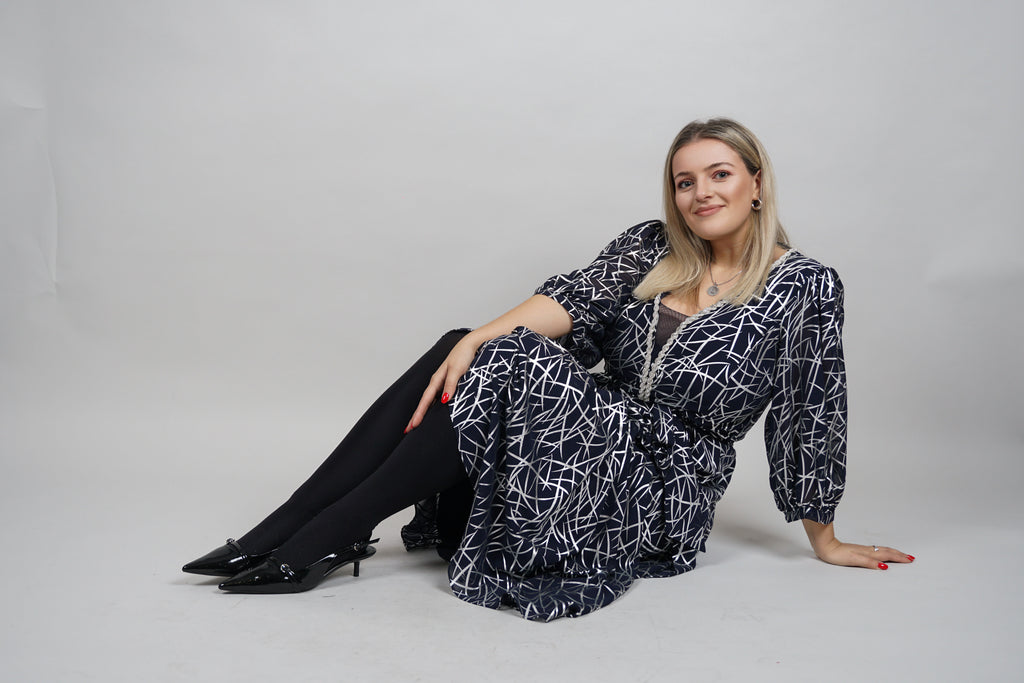 Blue Grace - sofisticirani print i ženstvena silueta