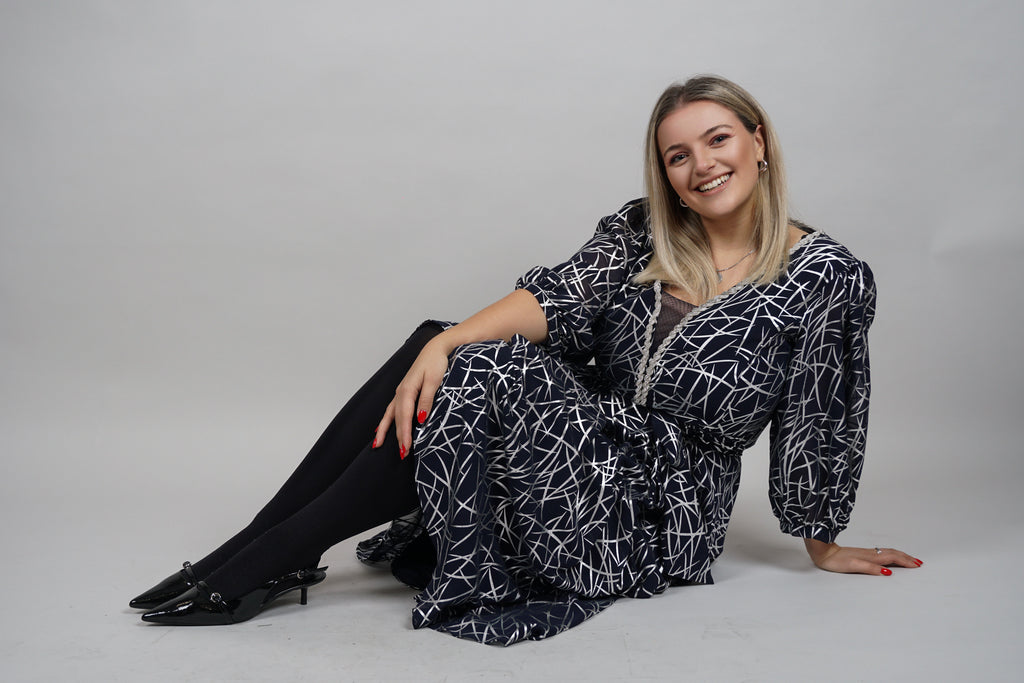 Blue Grace - sofisticirani print i ženstvena silueta