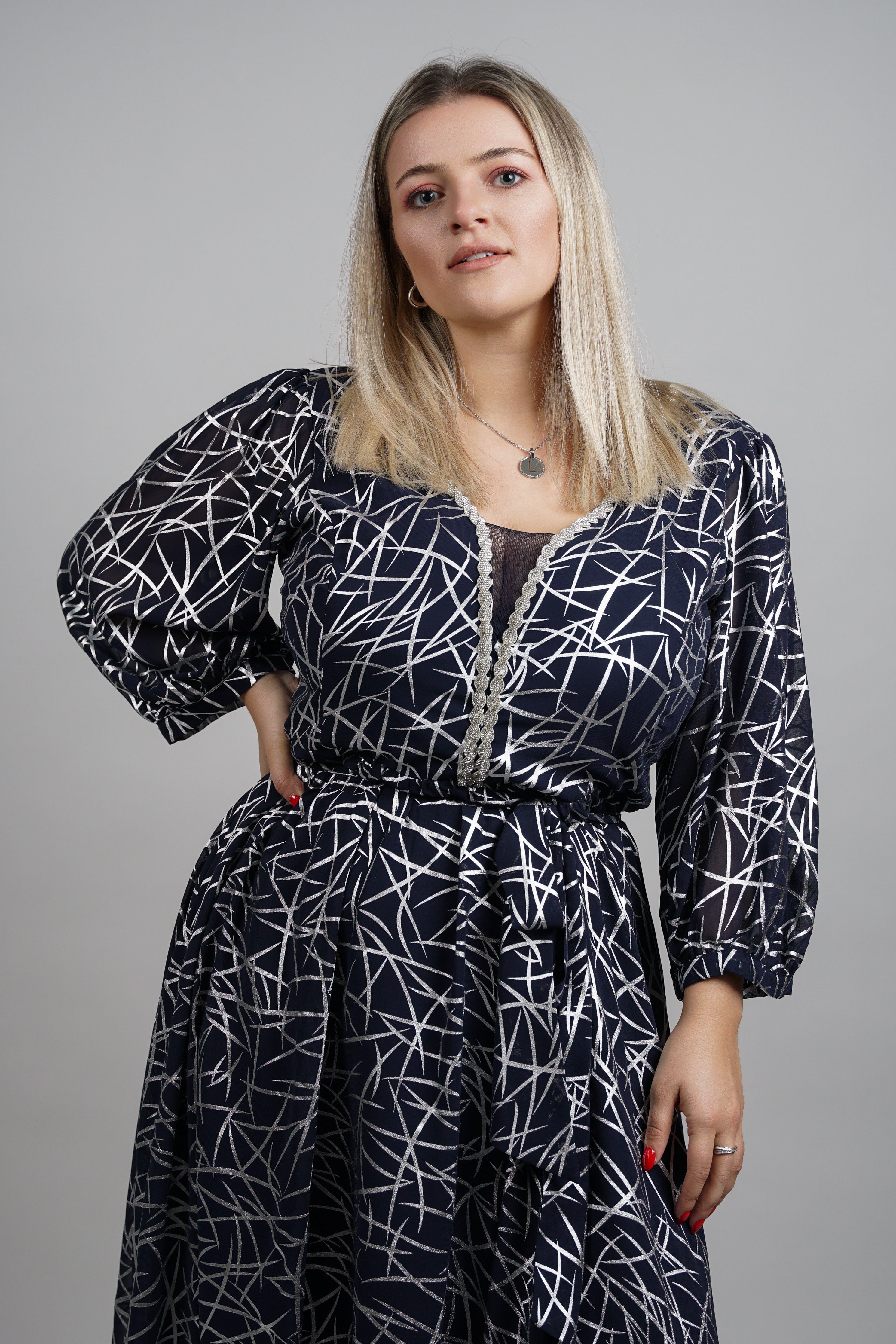 Blue Grace - sofisticirani print i ženstvena silueta