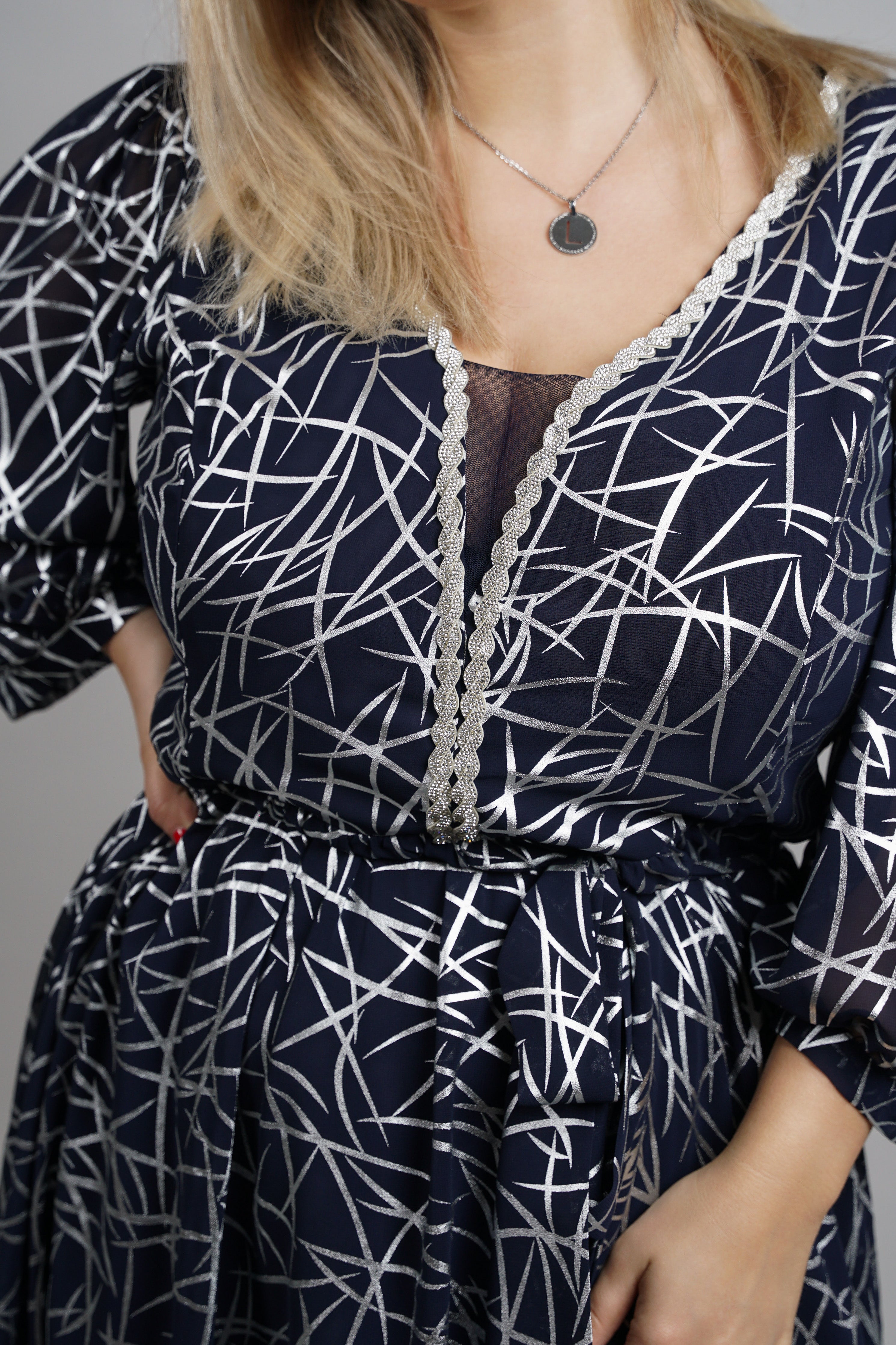 Blue Grace - sofisticirani print i ženstvena silueta