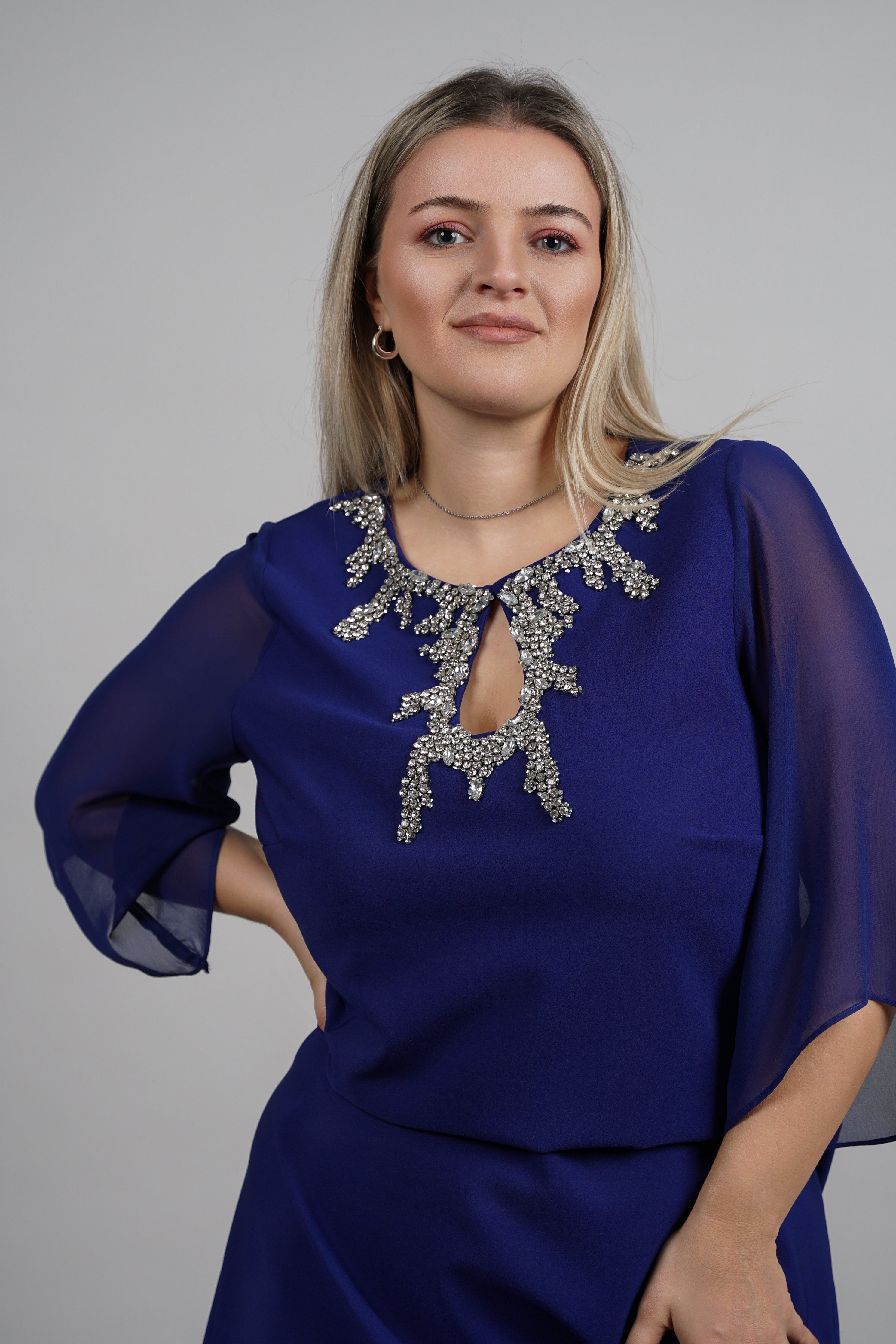 Aurora haljina – kraljevsko plava elegancija s cirkonima