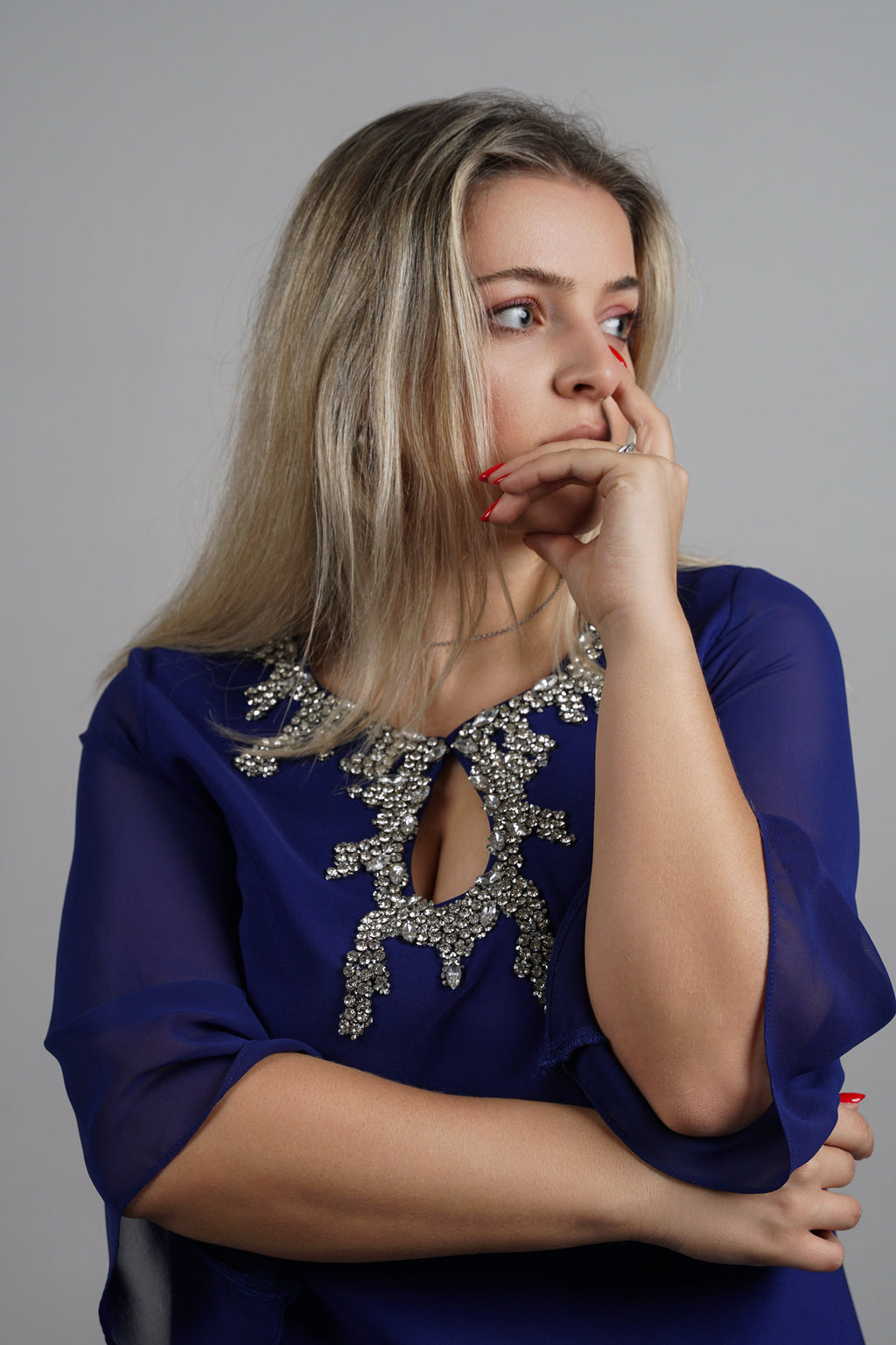 Aurora haljina – kraljevsko plava elegancija s cirkonima