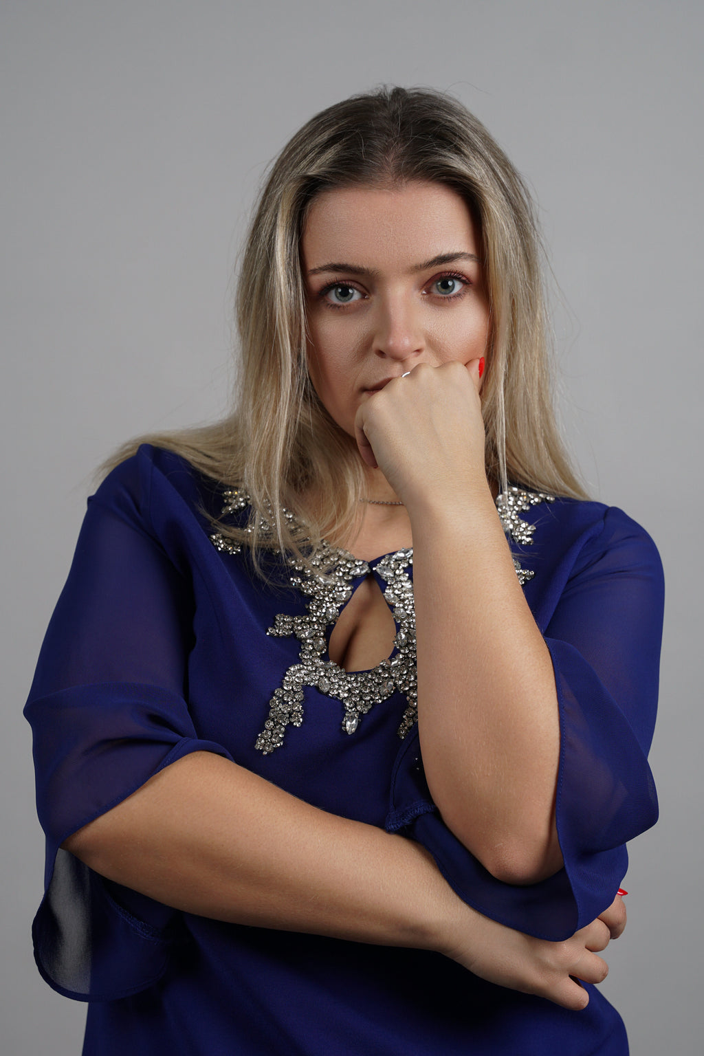 Aurora haljina – kraljevsko plava elegancija s cirkonima