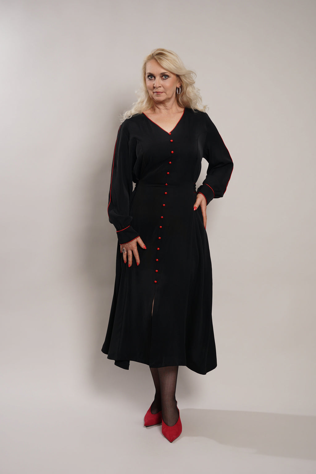 Crna midi haljina s crvenim detaljima u veličinama: 48 50 52