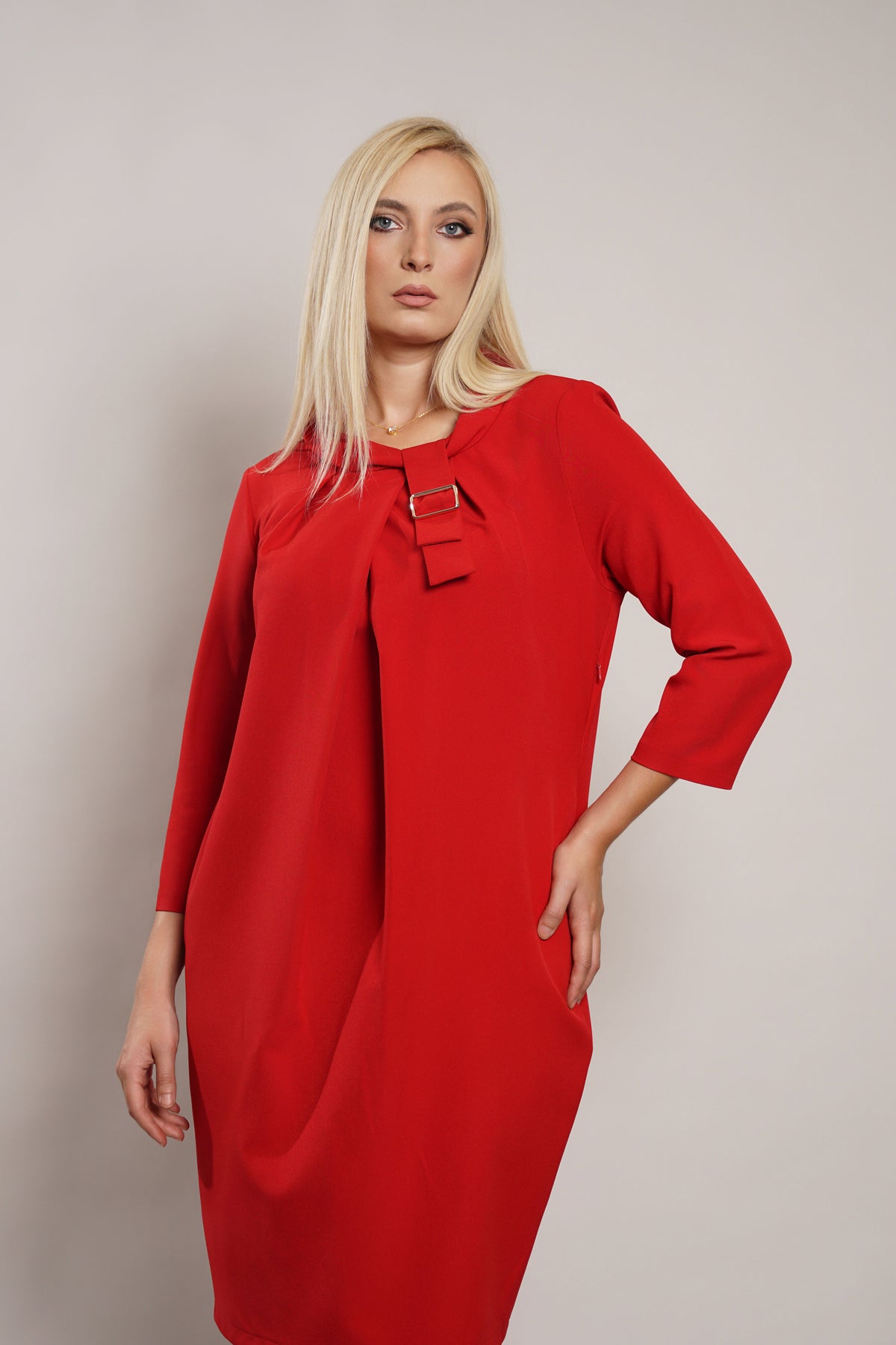 Crvena haljina s apstraktnim detaljem