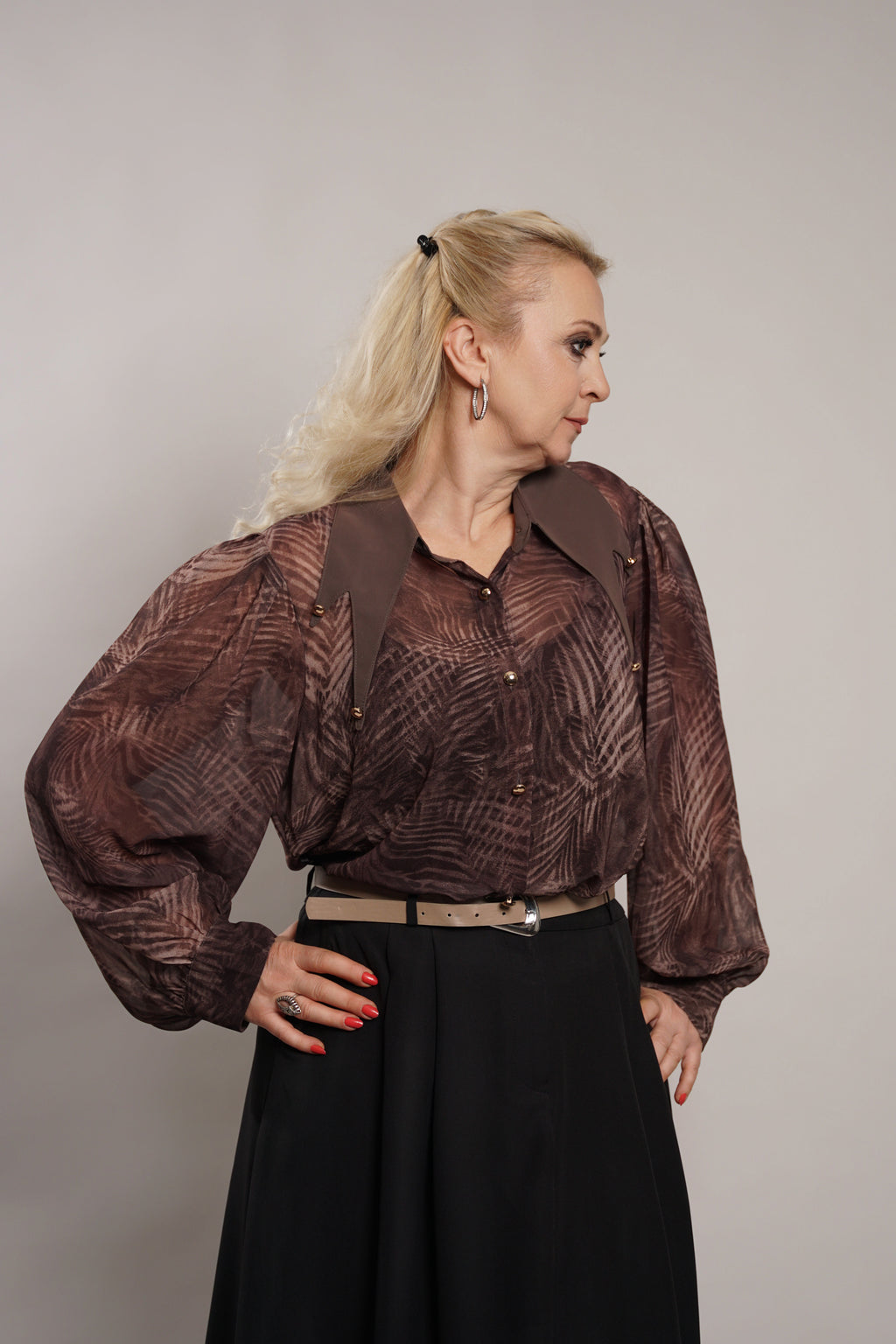 Elegantna košulja u zemljanim tonovima