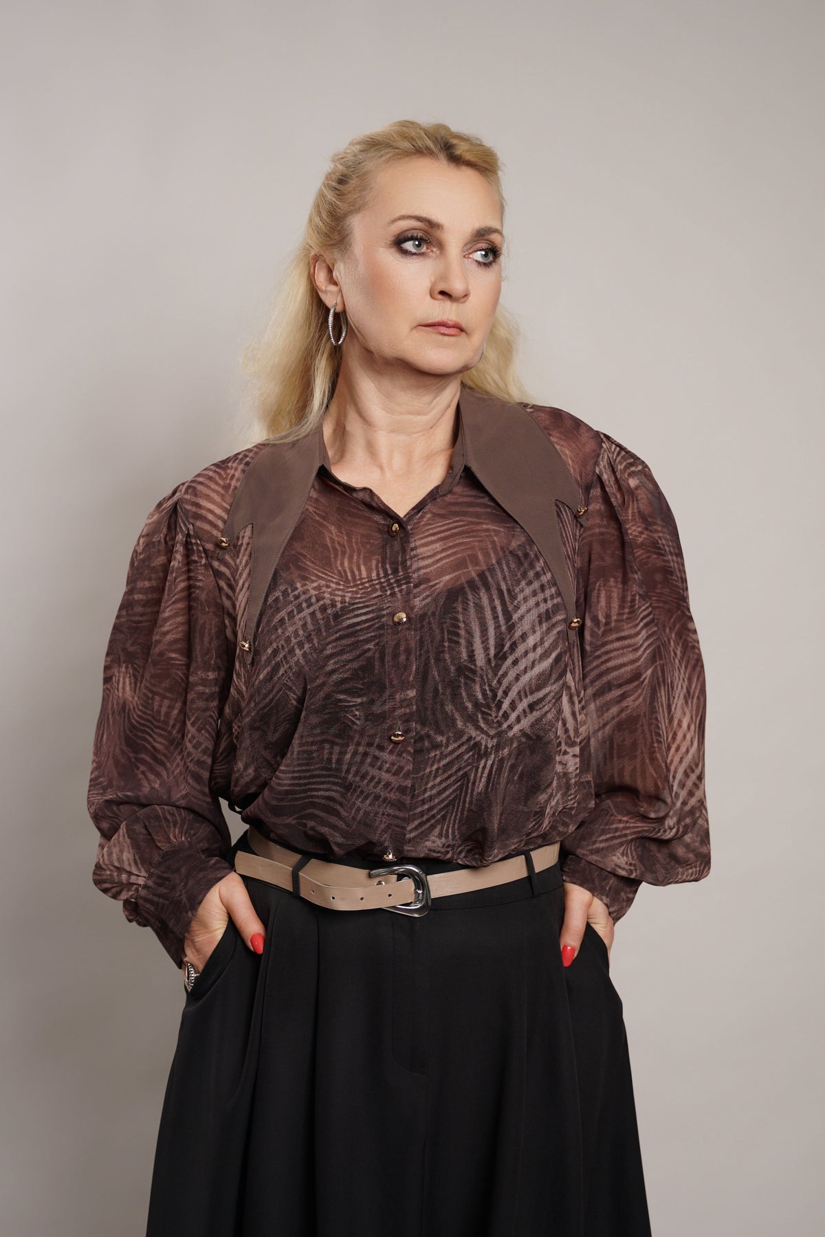 Elegantna košulja u zemljanim tonovima