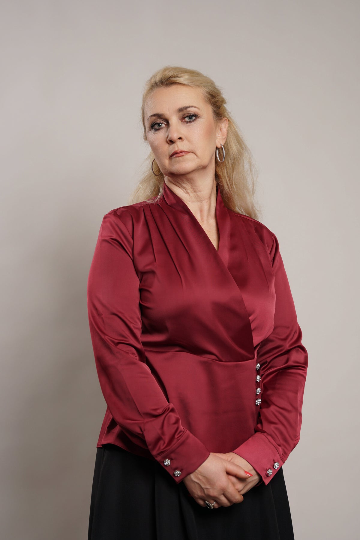 Elegantna satenska bluza s preklopom