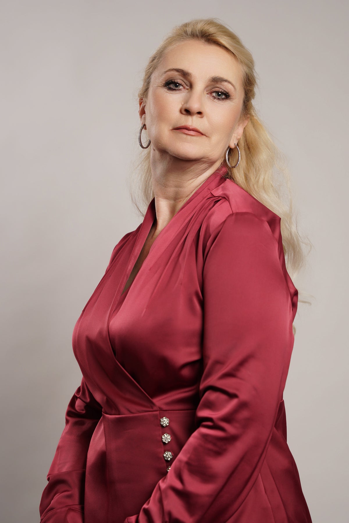 Elegantna satenska bluza s preklopom