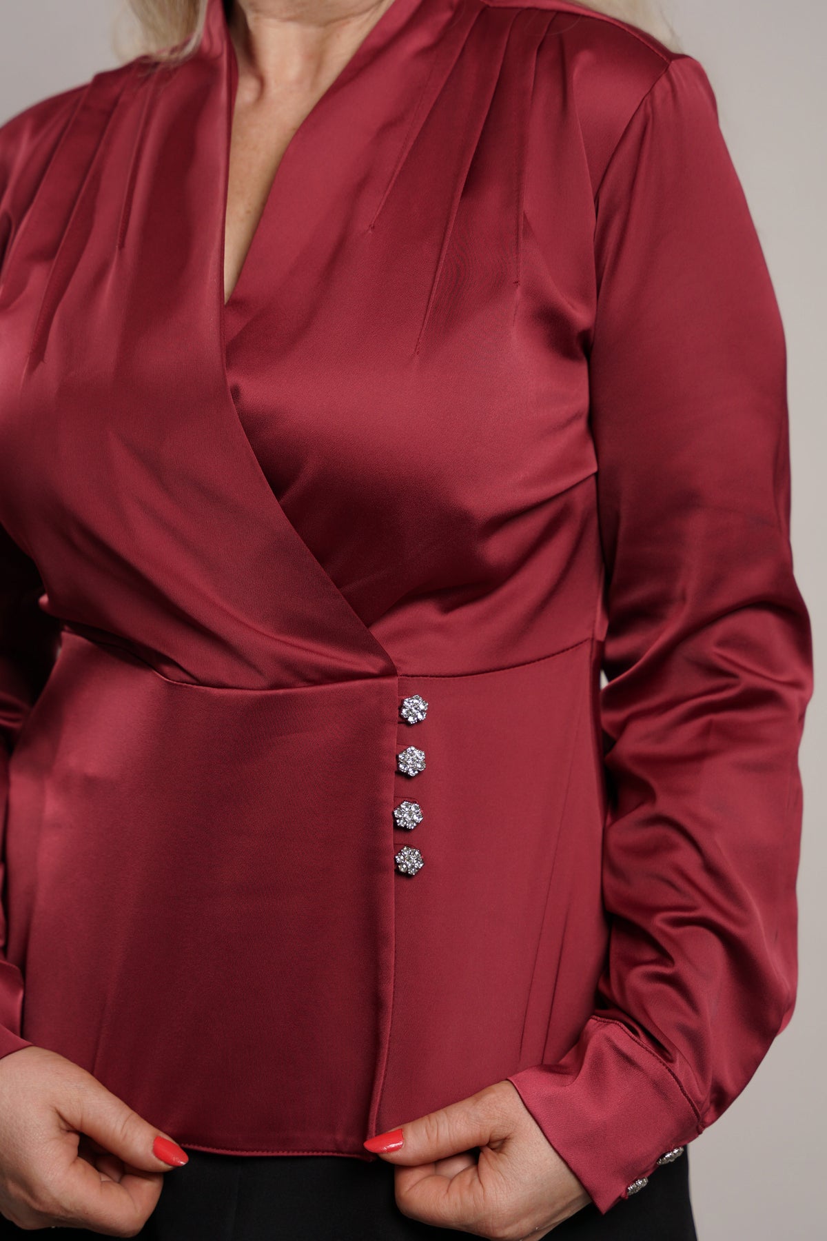 Elegantna satenska bluza s preklopom