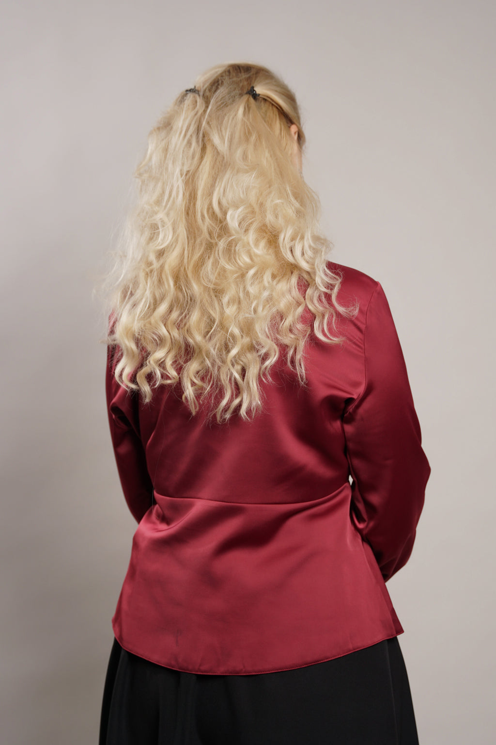 Elegantna satenska bluza s preklopom