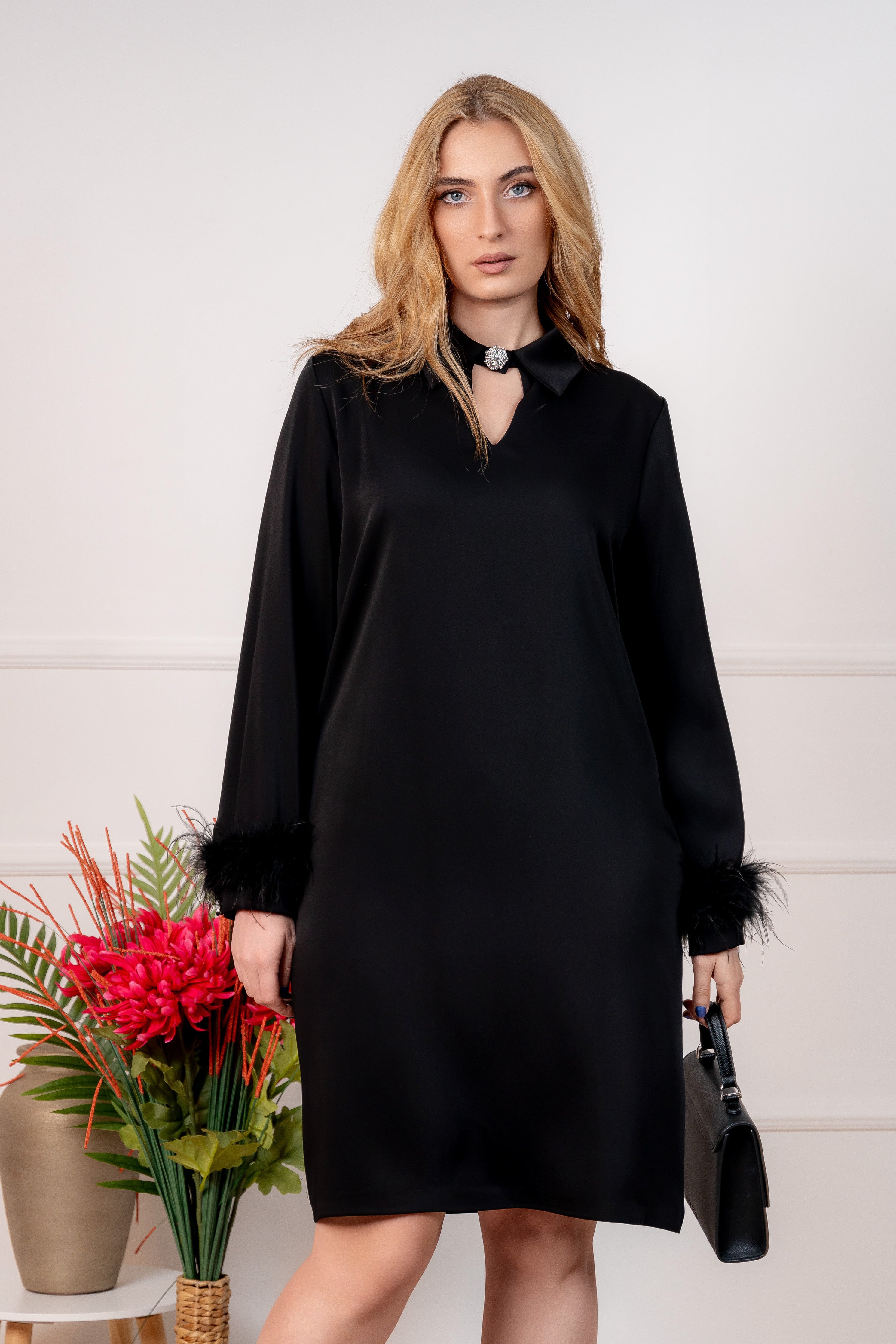 Barbara - elegantna crna haljina sa perjem oko rukava