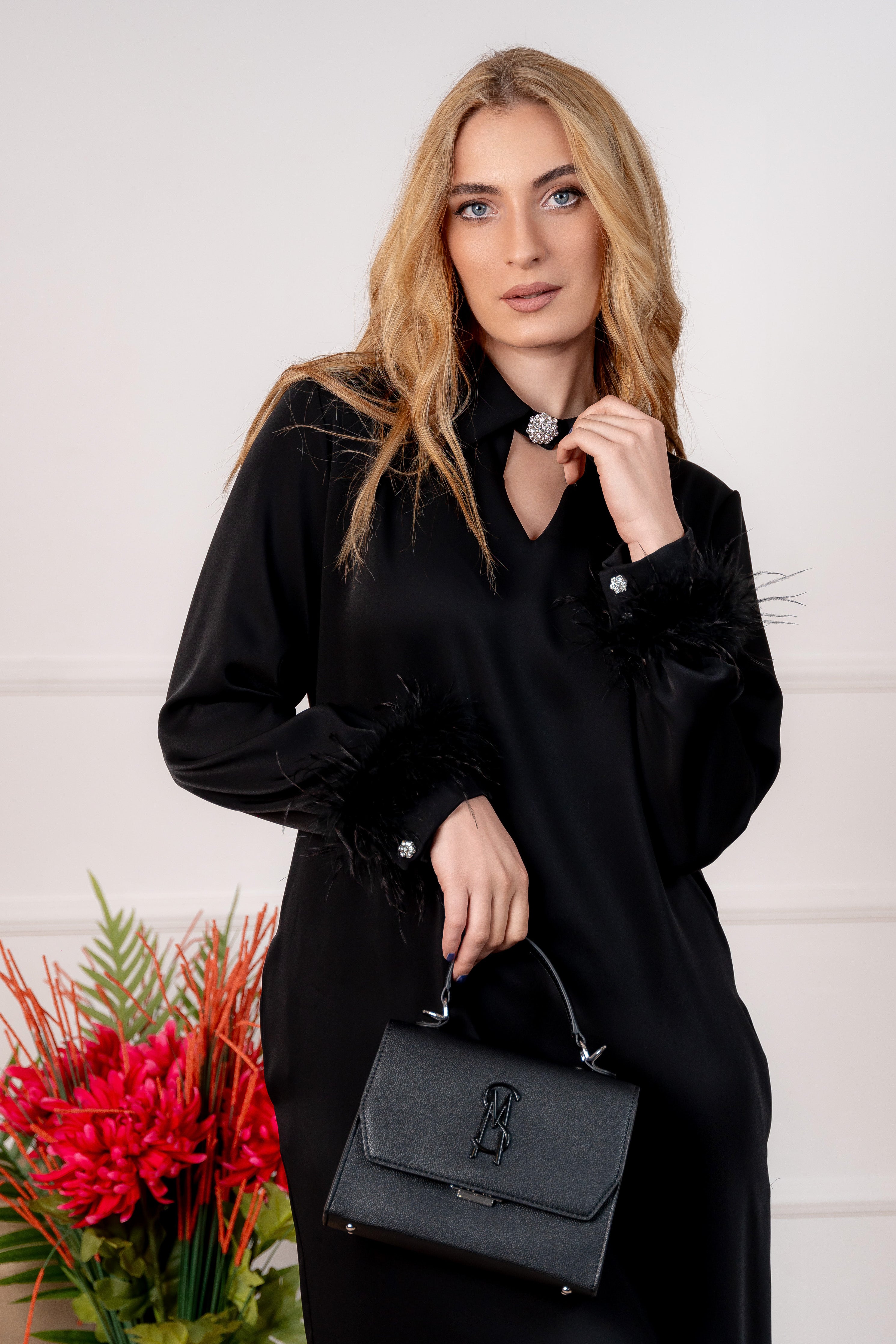 Barbara - elegantna crna haljina sa perjem oko rukava