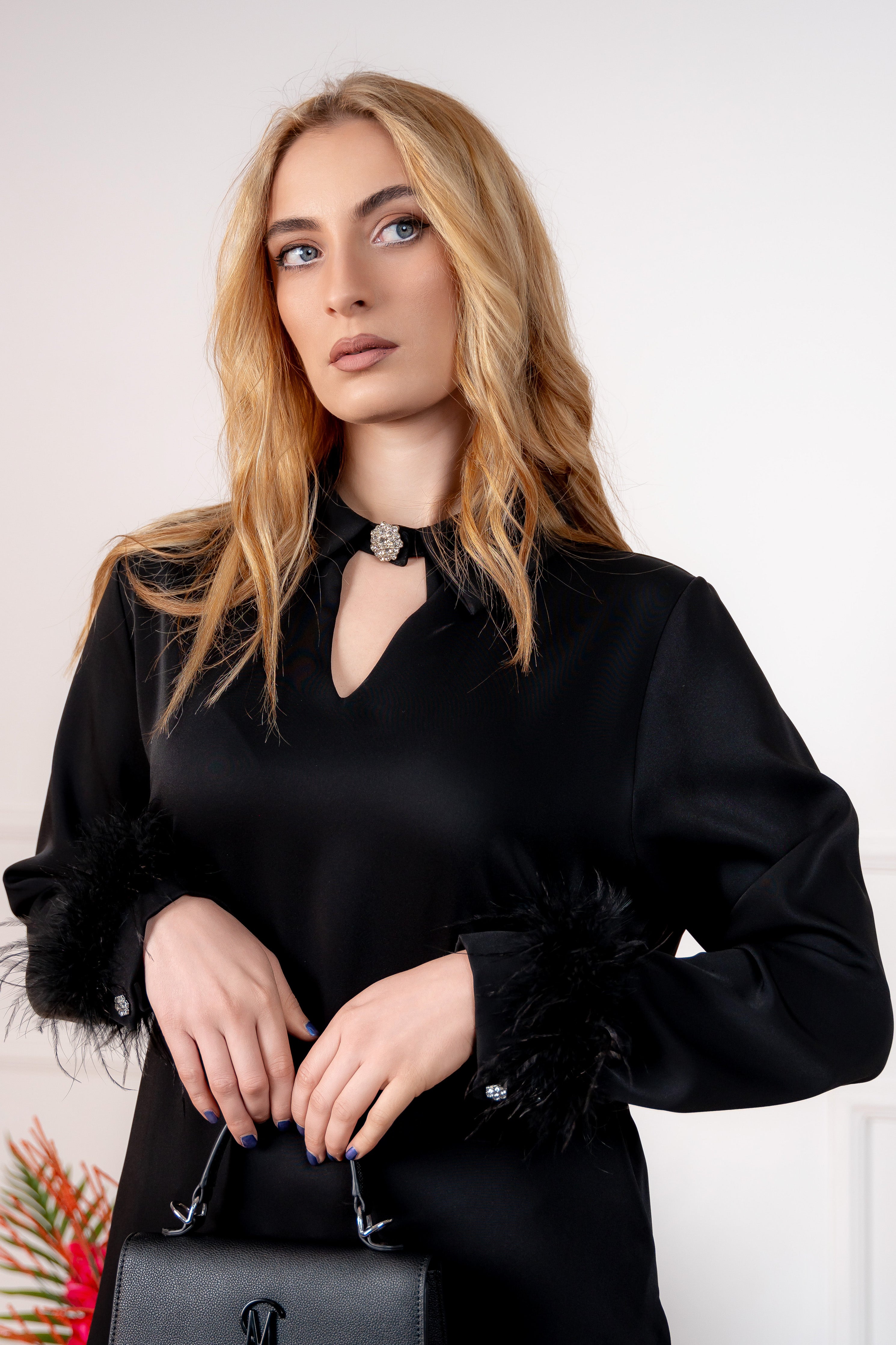 Barbara - elegantna crna haljina sa perjem oko rukava
