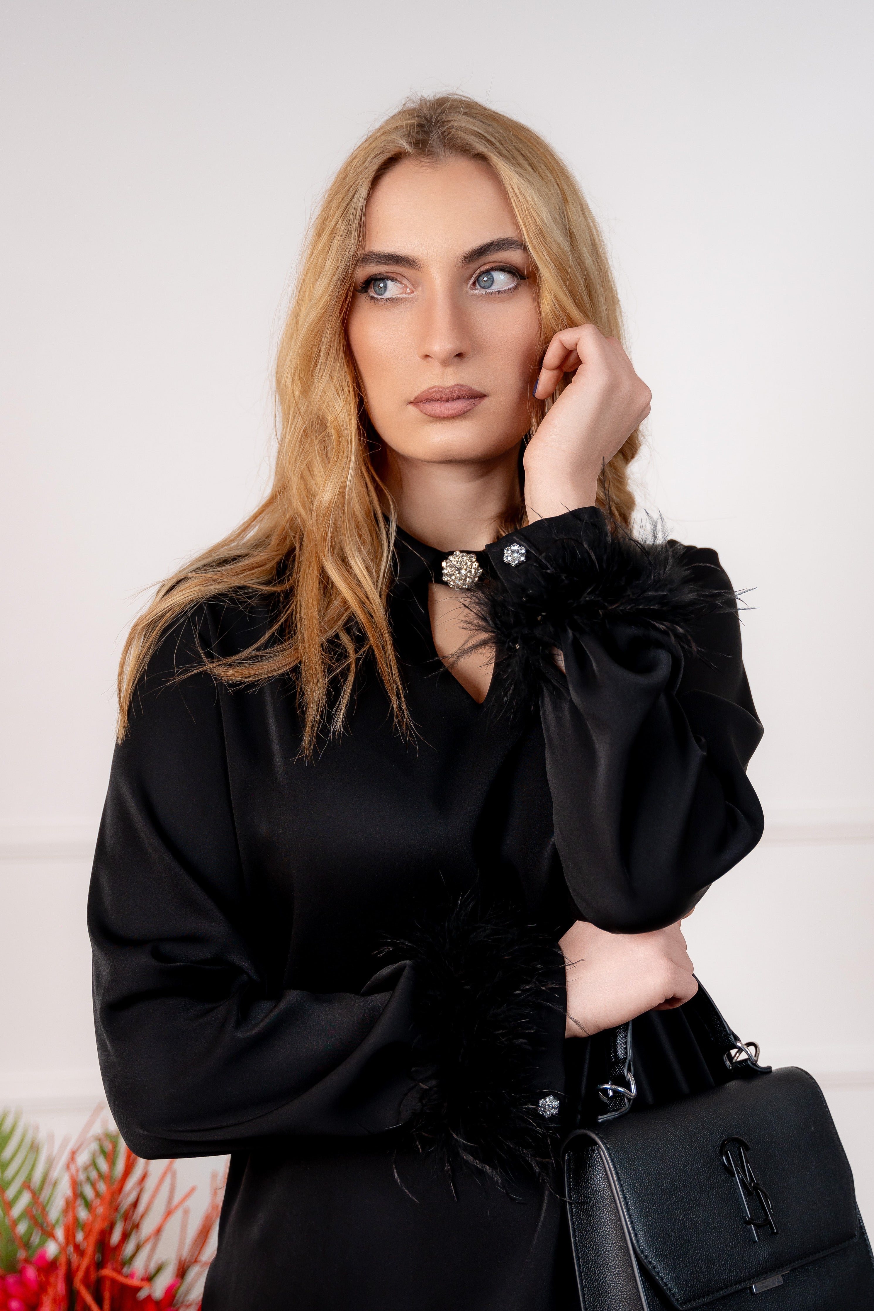 Barbara - elegantna crna haljina sa perjem oko rukava