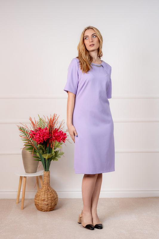 Maya – trendy lila haljina s chic lančićem