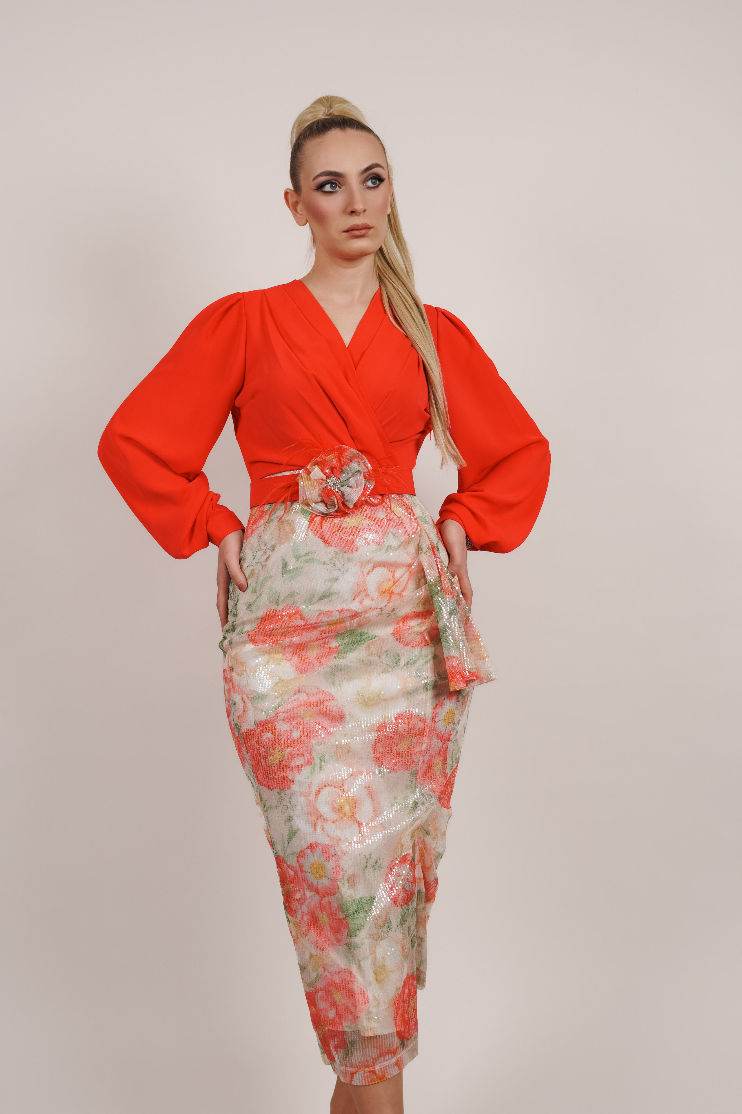 Coral haljina – snaga ženstvenosti u svakom koraku