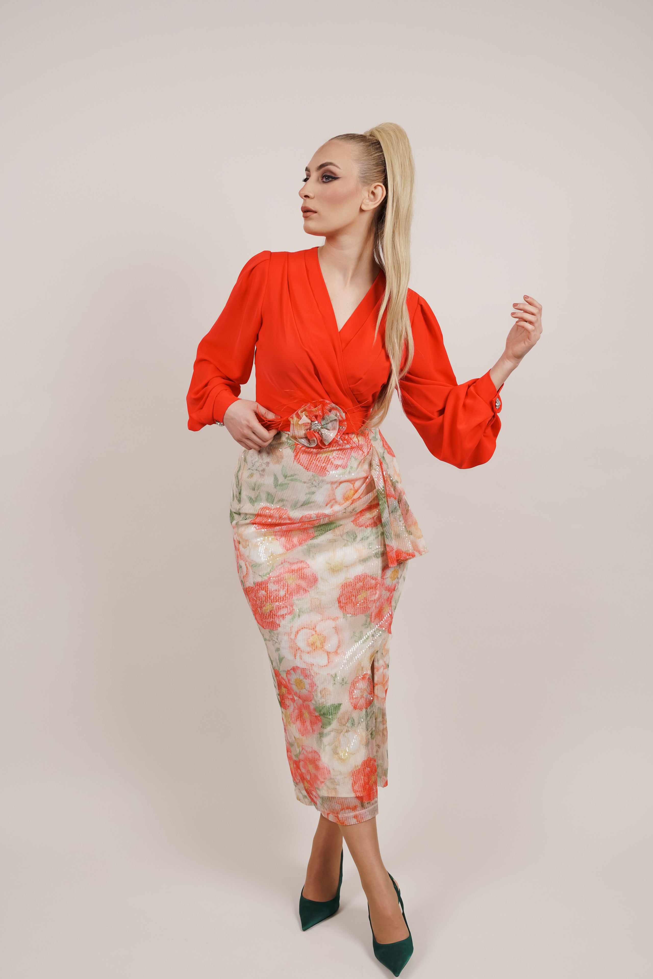 Coral haljina – snaga ženstvenosti u svakom koraku