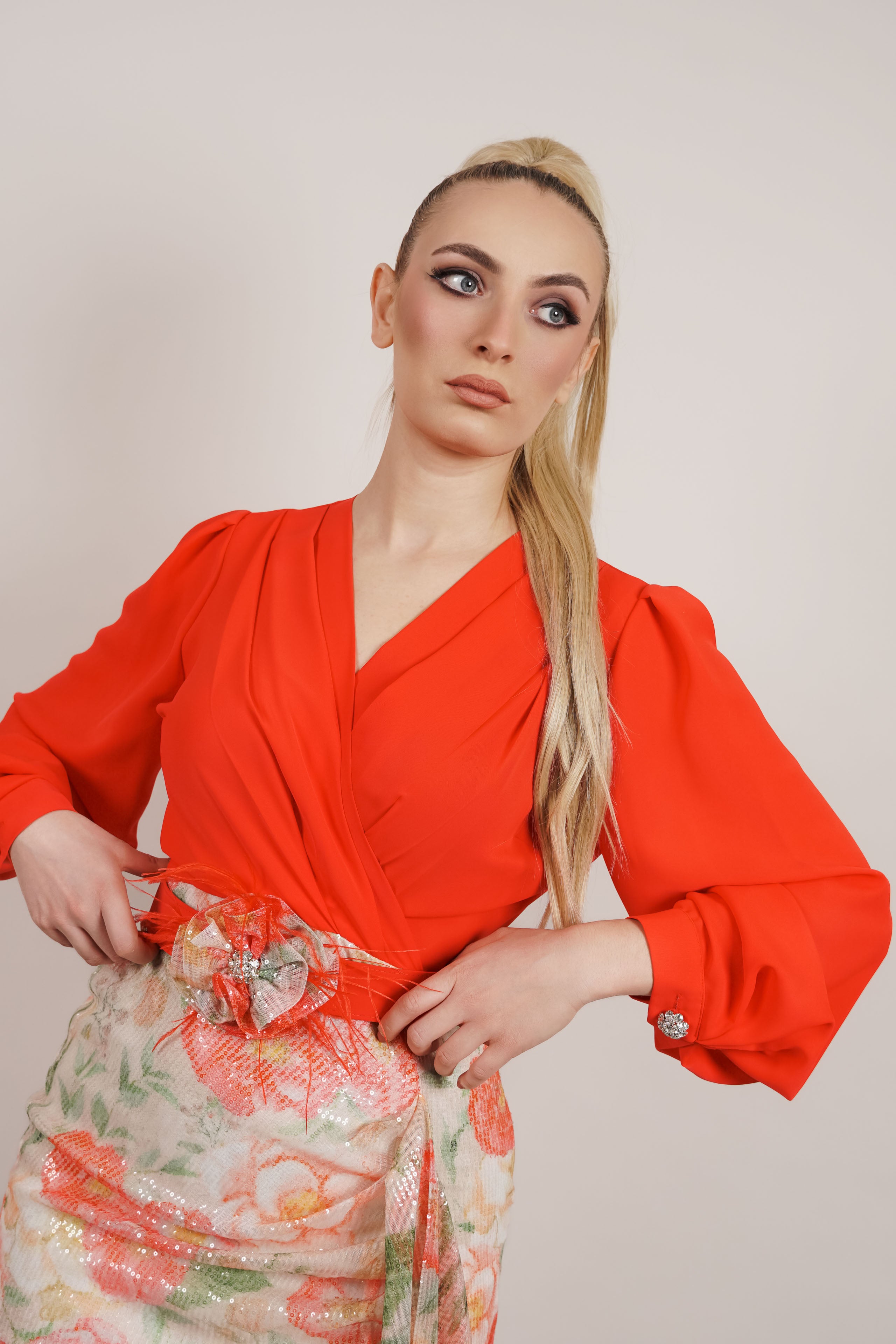 Coral haljina – snaga ženstvenosti u svakom koraku