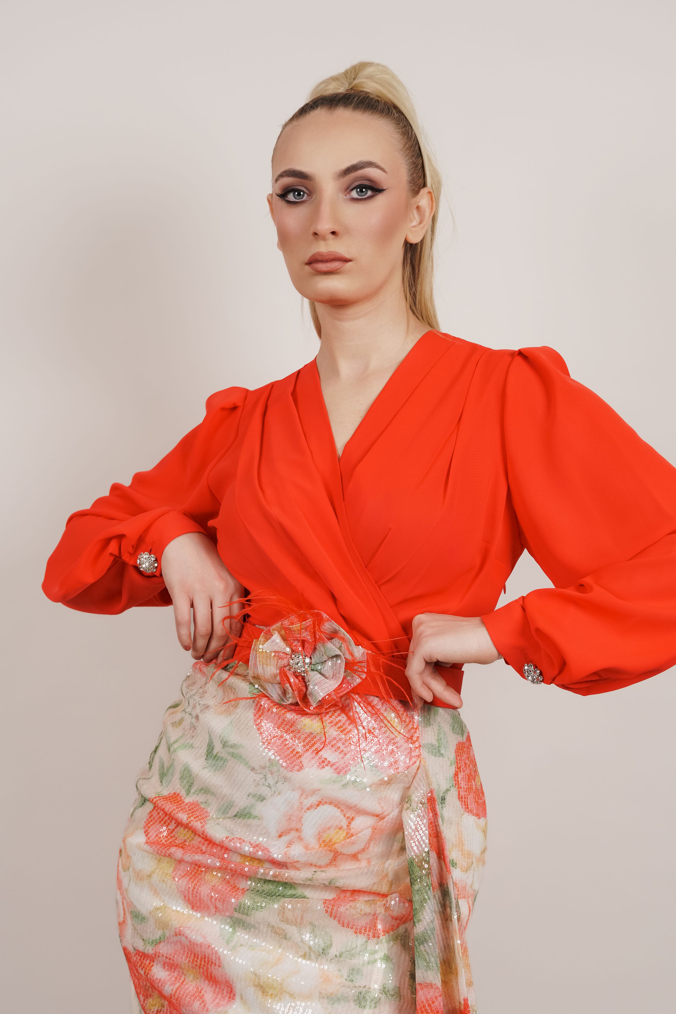 Coral haljina – snaga ženstvenosti u svakom koraku