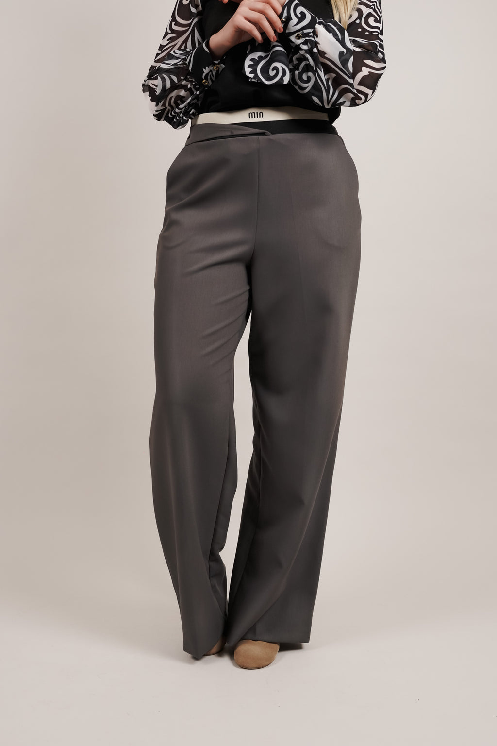 Hlače - elegantne sive hlače sa gumom u struku