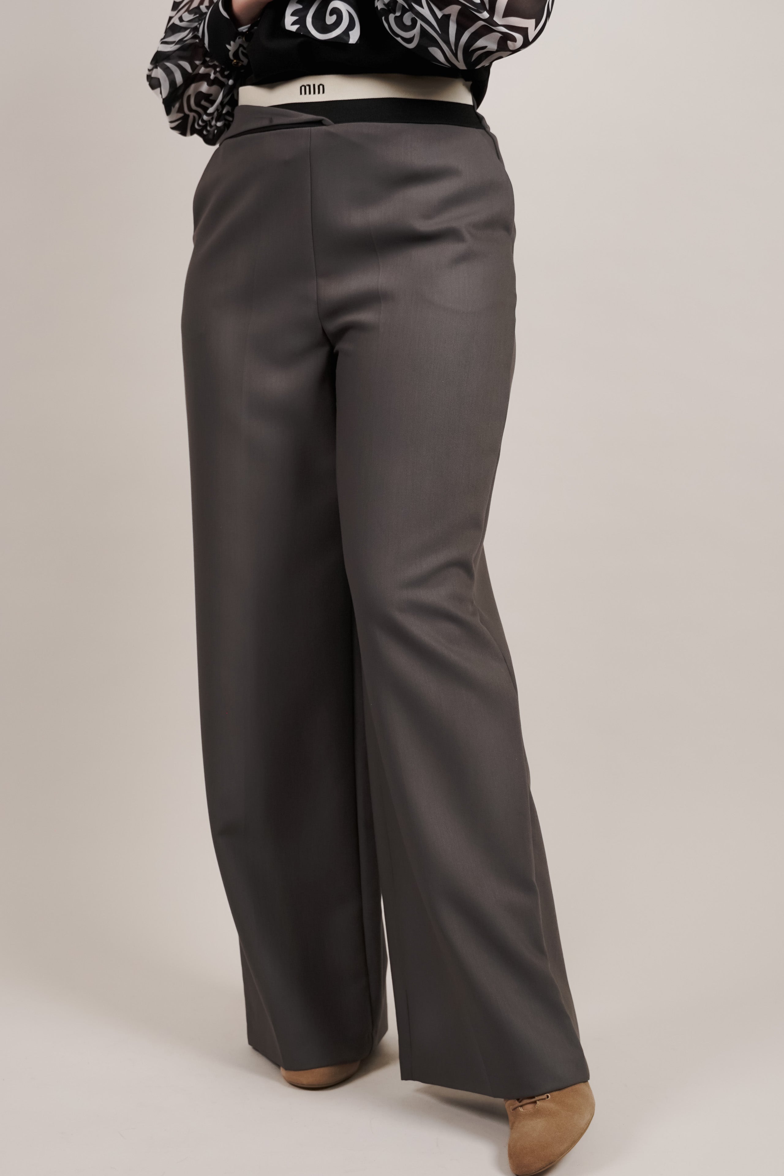 Hlače - elegantne sive hlače sa gumom u struku