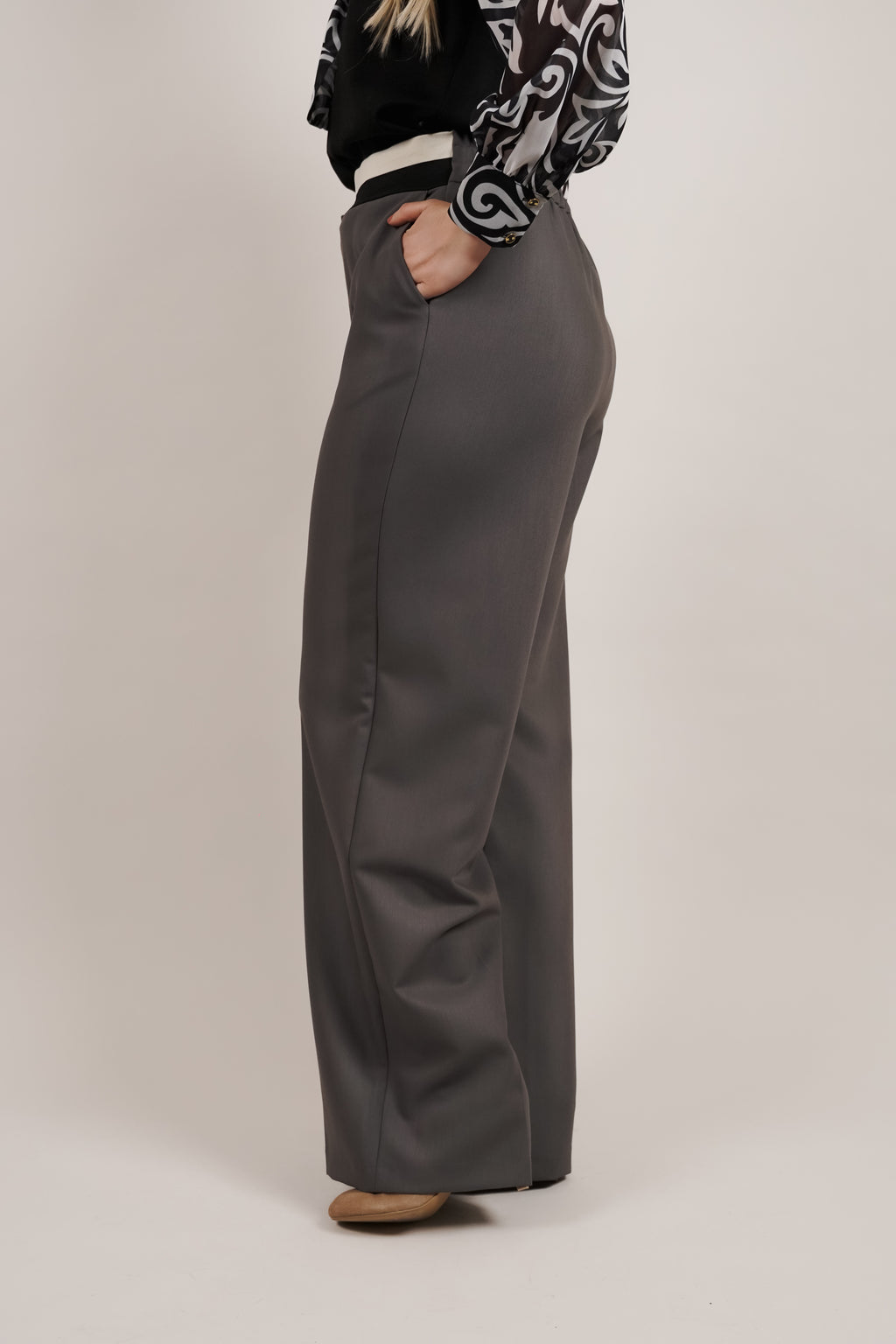 Hlače - elegantne sive hlače sa gumom u struku