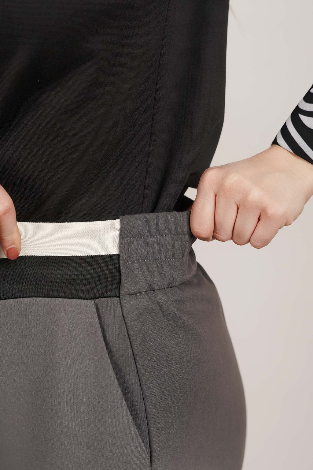 Hlače - elegantne sive hlače sa gumom u struku