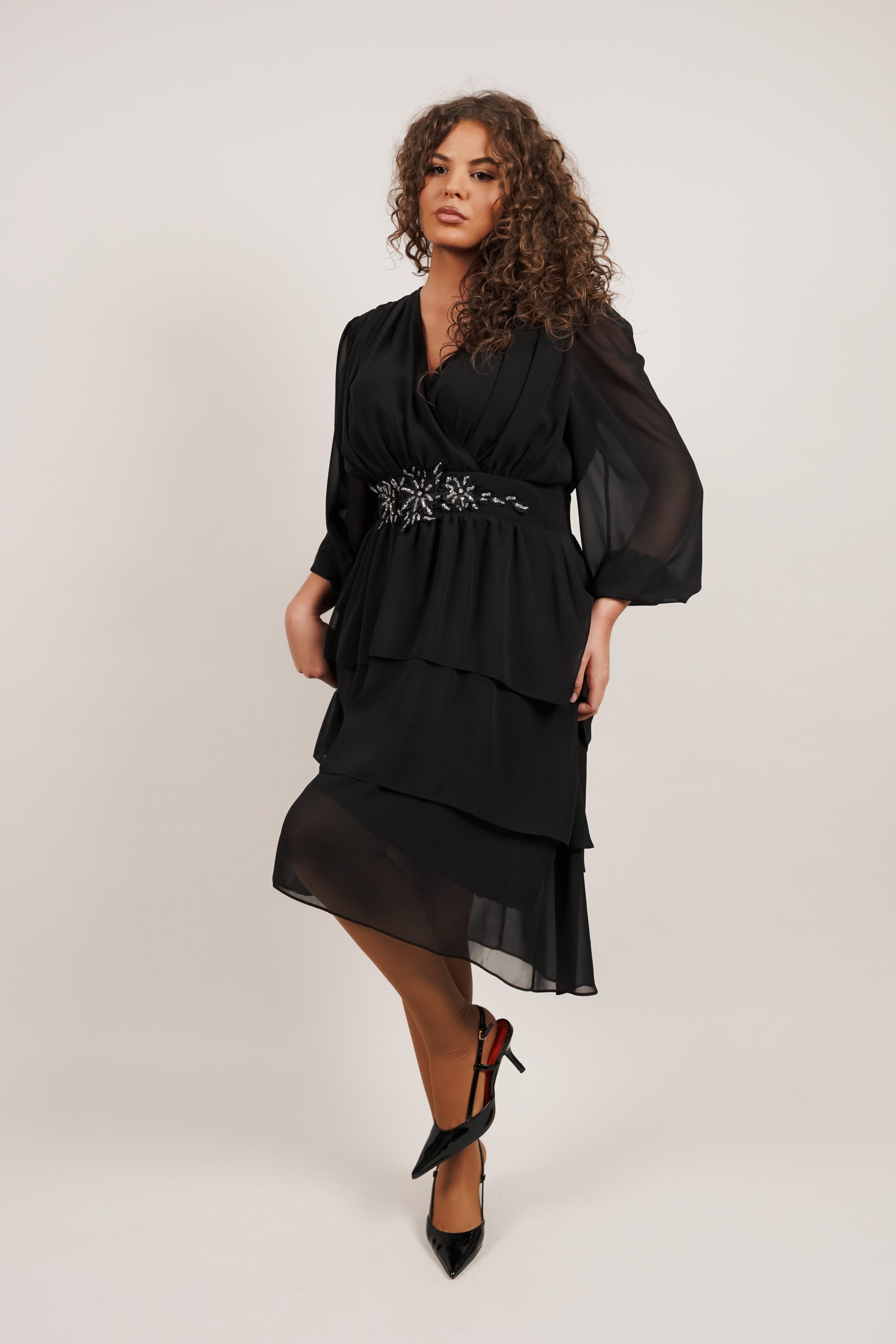 Valeria – crna haljina s volanima i srebrnim detaljima