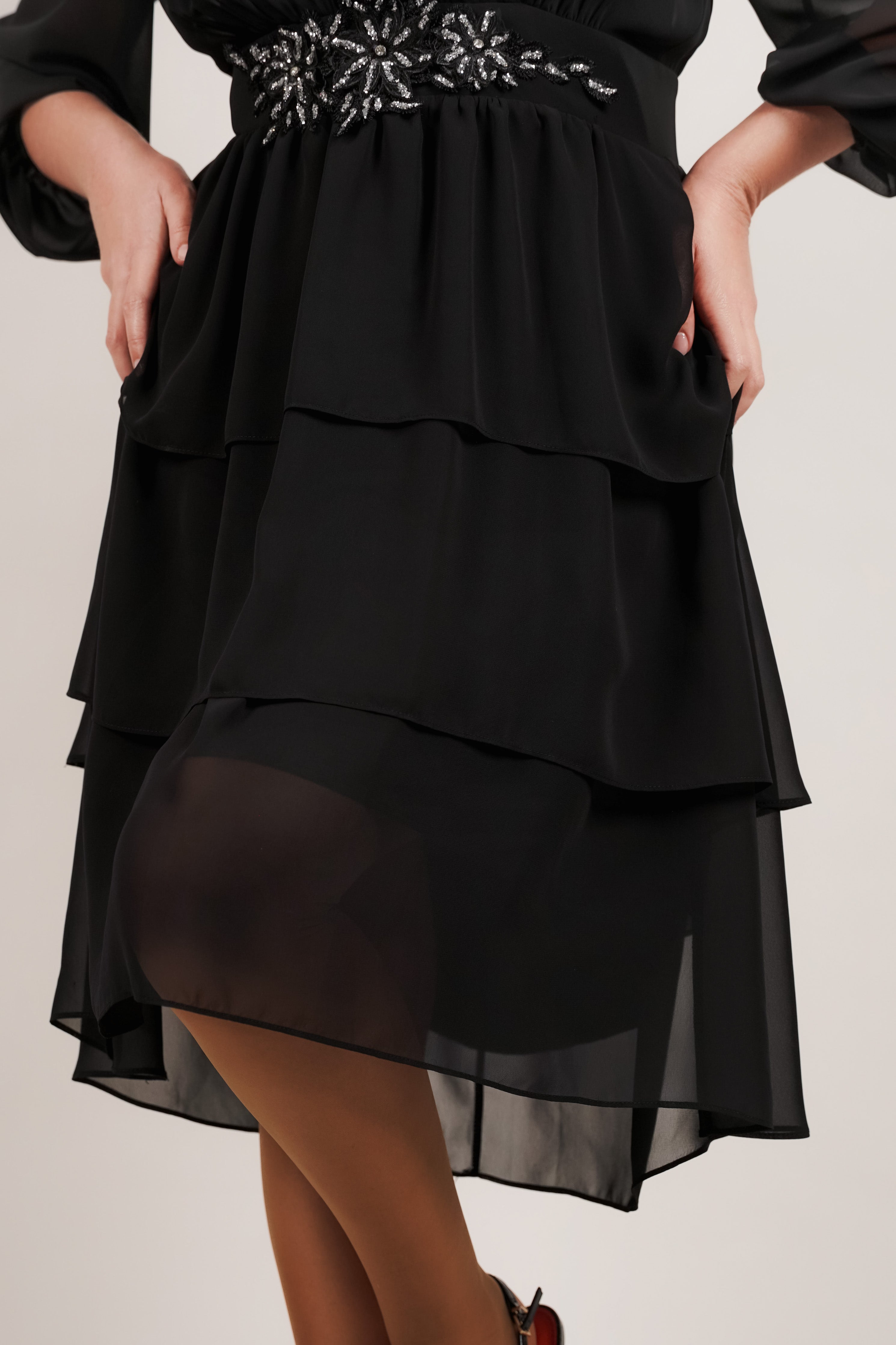 Valeria – crna haljina s volanima i srebrnim detaljima