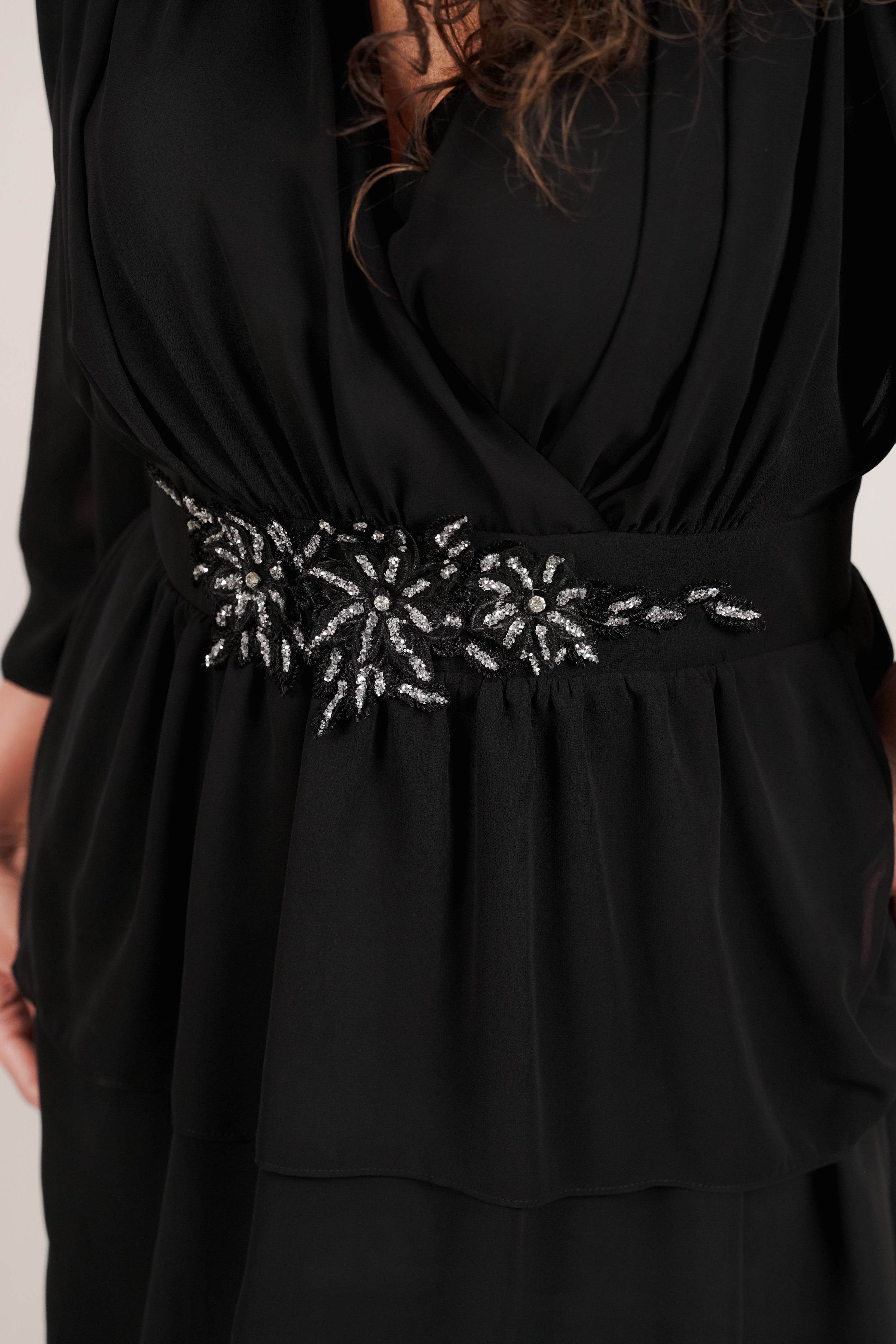 Valeria – crna haljina s volanima i srebrnim detaljima