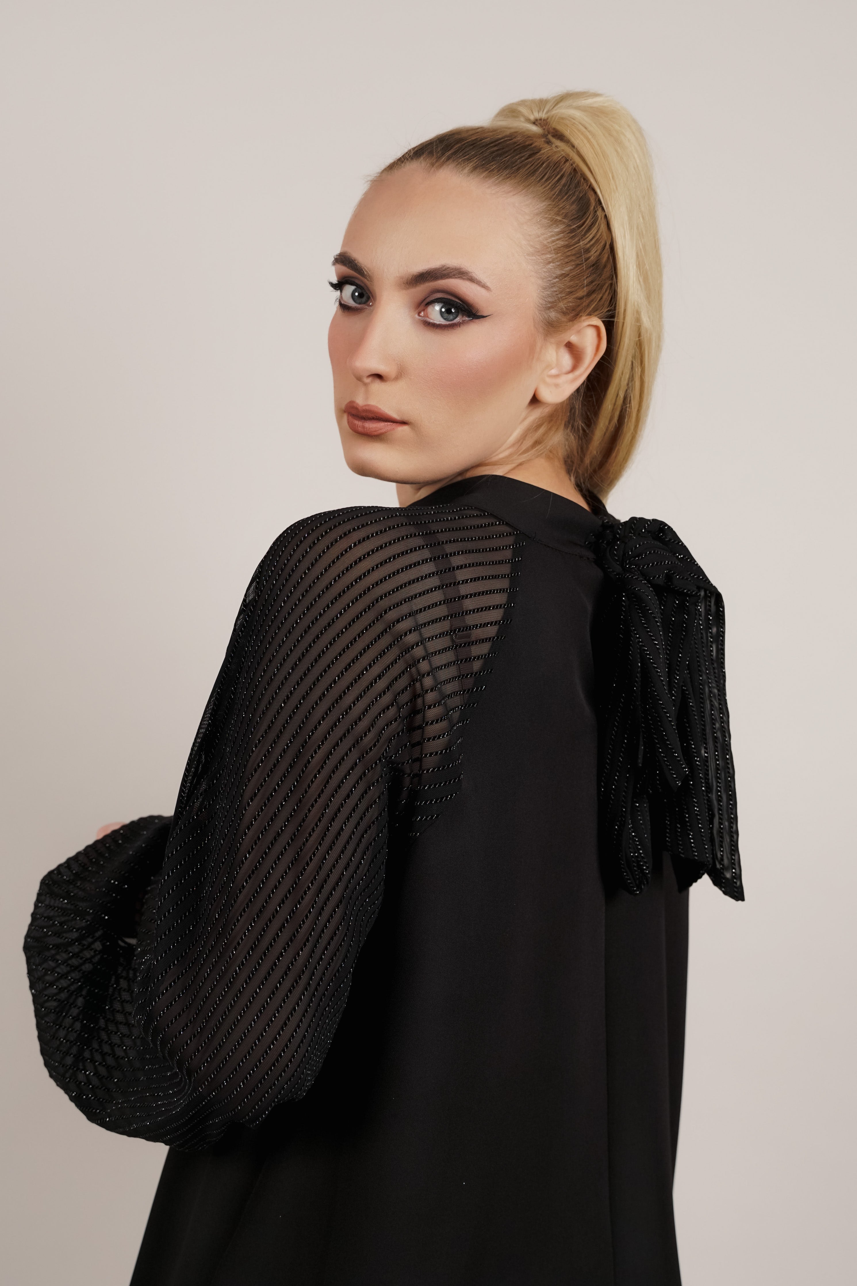 Selene - crna haljina sa romantičnim rukavima