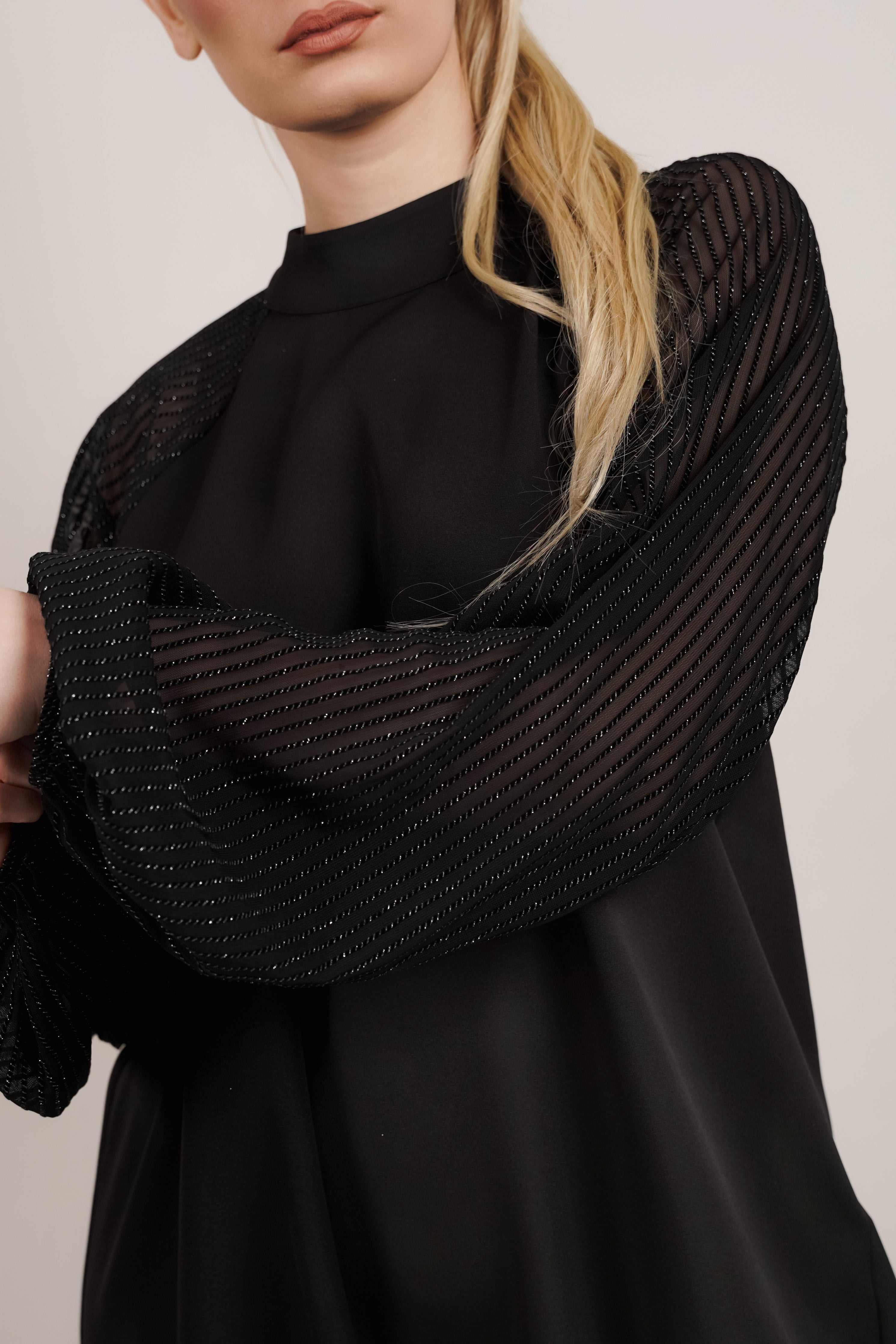 Selene - crna haljina sa romantičnim rukavima