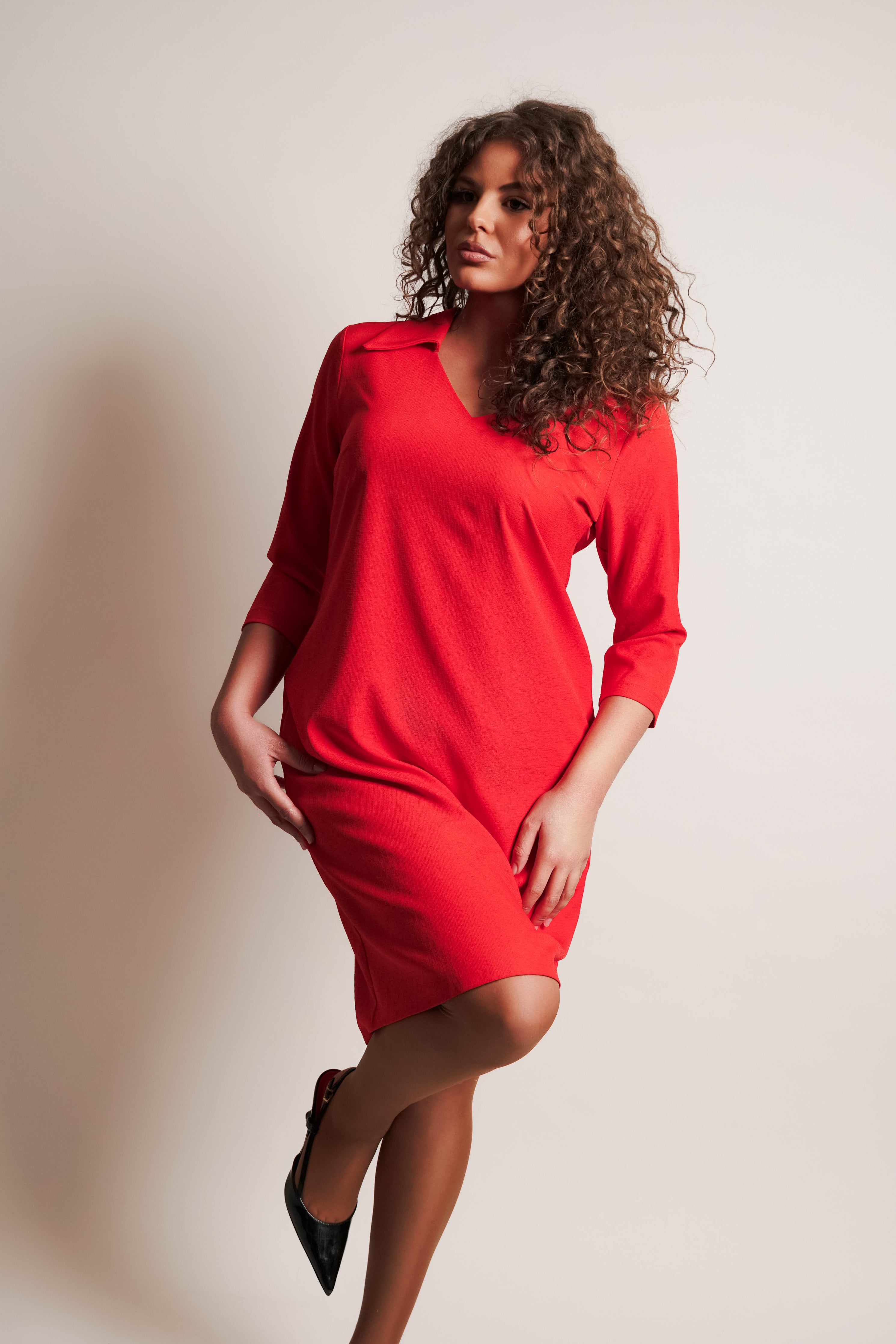 Scarlett – crvena haljina s V izrezom