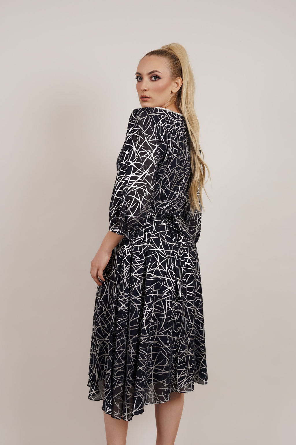 Blue Grace - sofisticirani print i ženstvena silueta