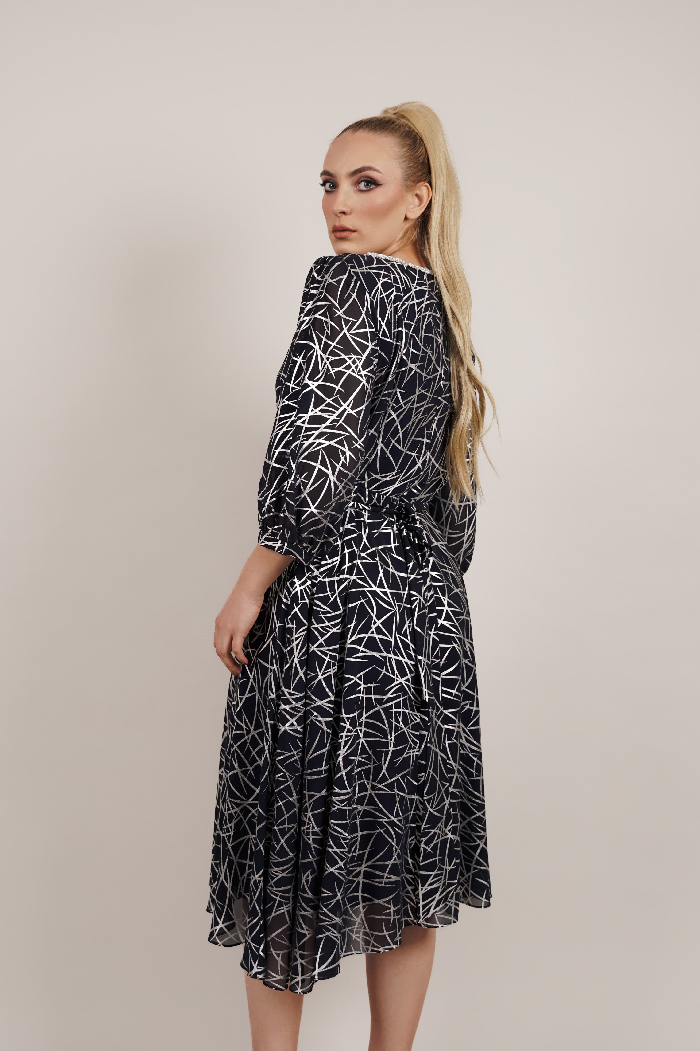 Blue Grace - sofisticirani print i ženstvena silueta