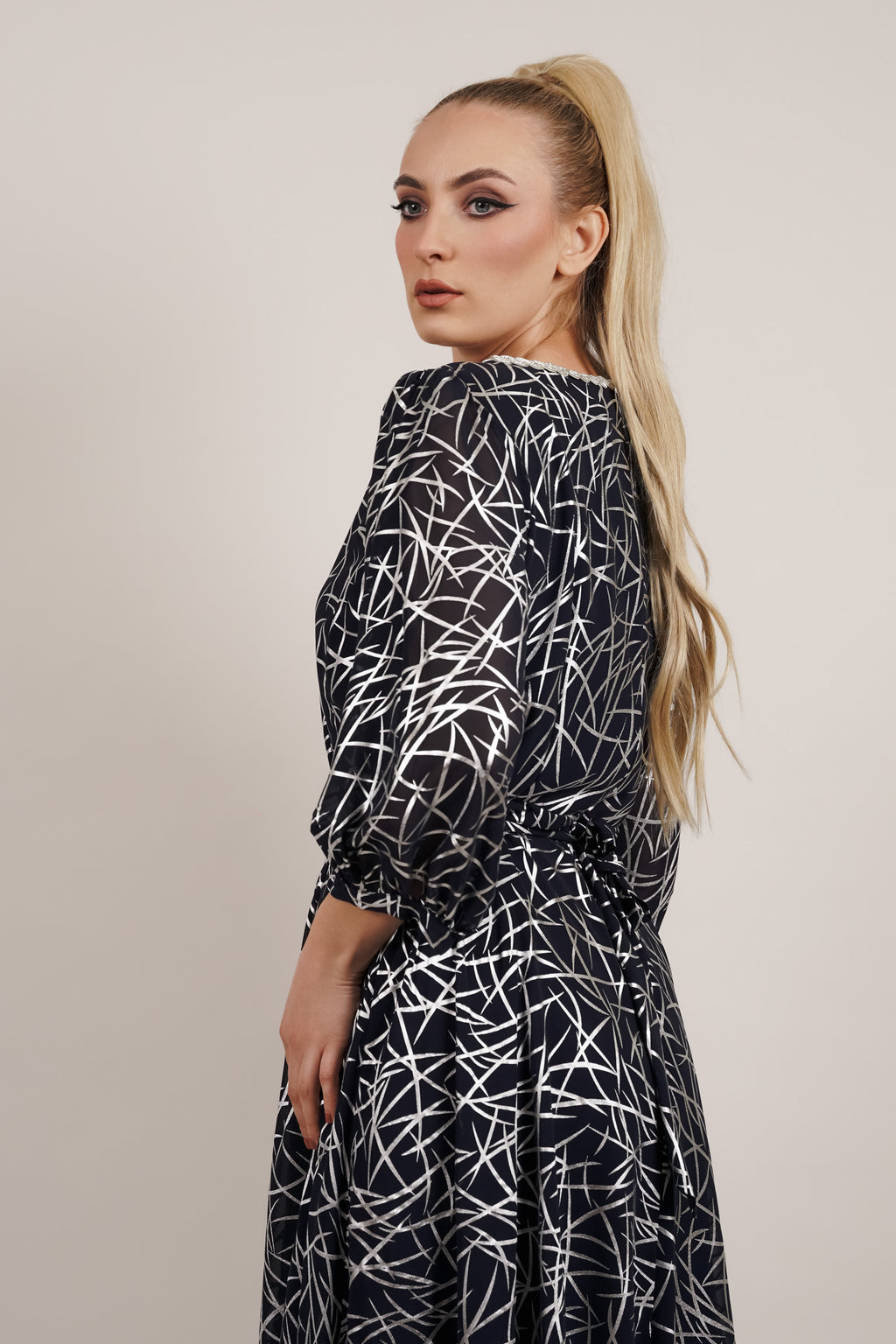 Blue Grace - sofisticirani print i ženstvena silueta