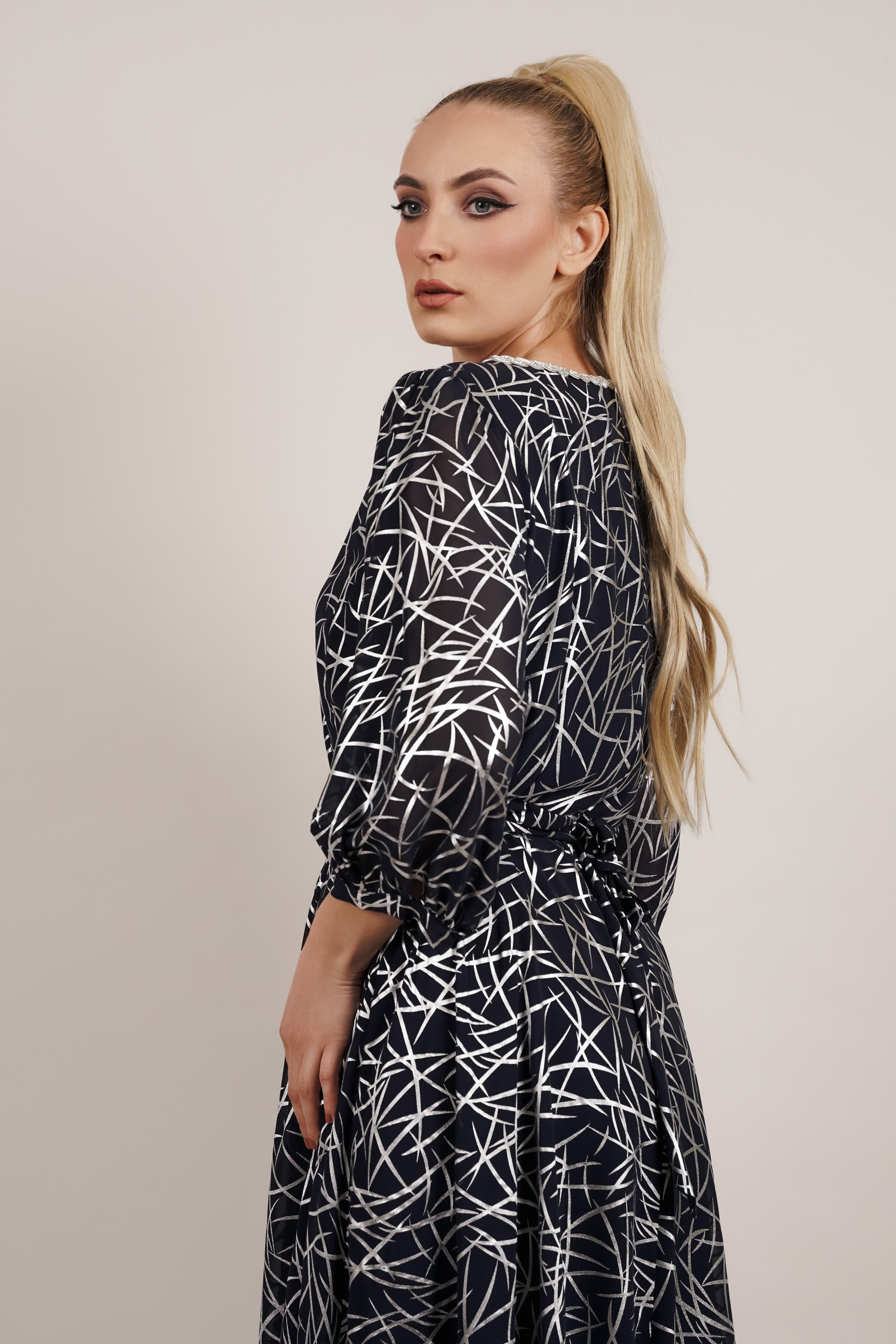 Blue Grace - sofisticirani print i ženstvena silueta