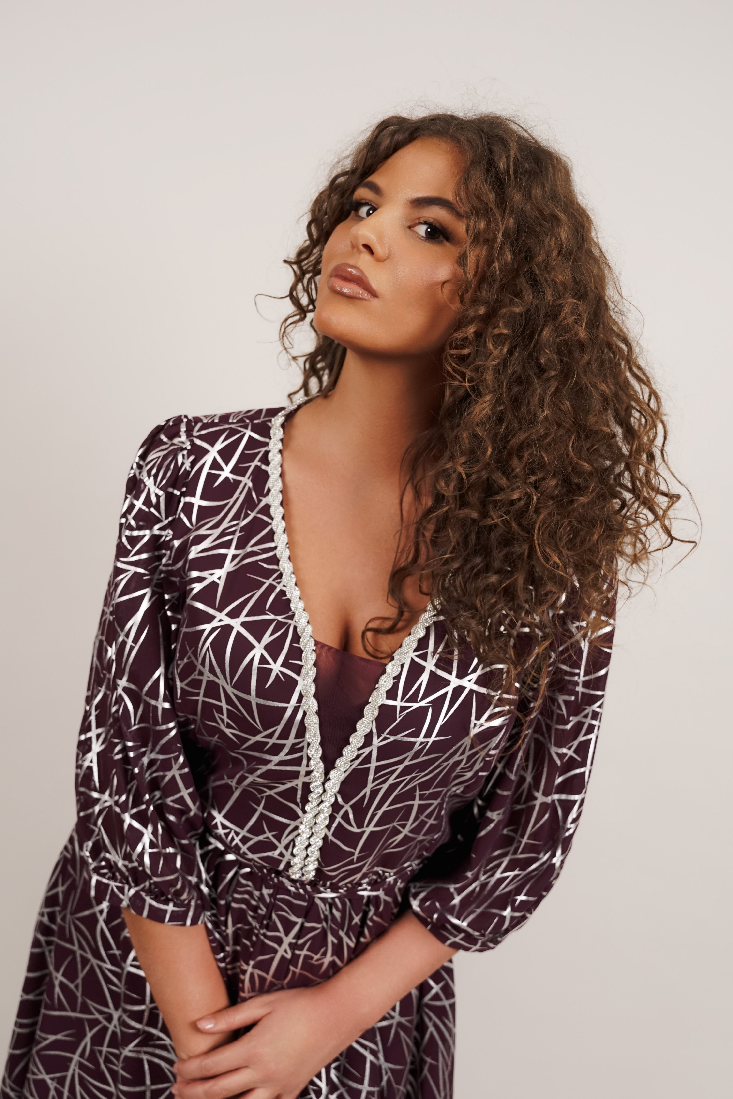 Violet Grace - sofisticirani print i ženstvena silueta