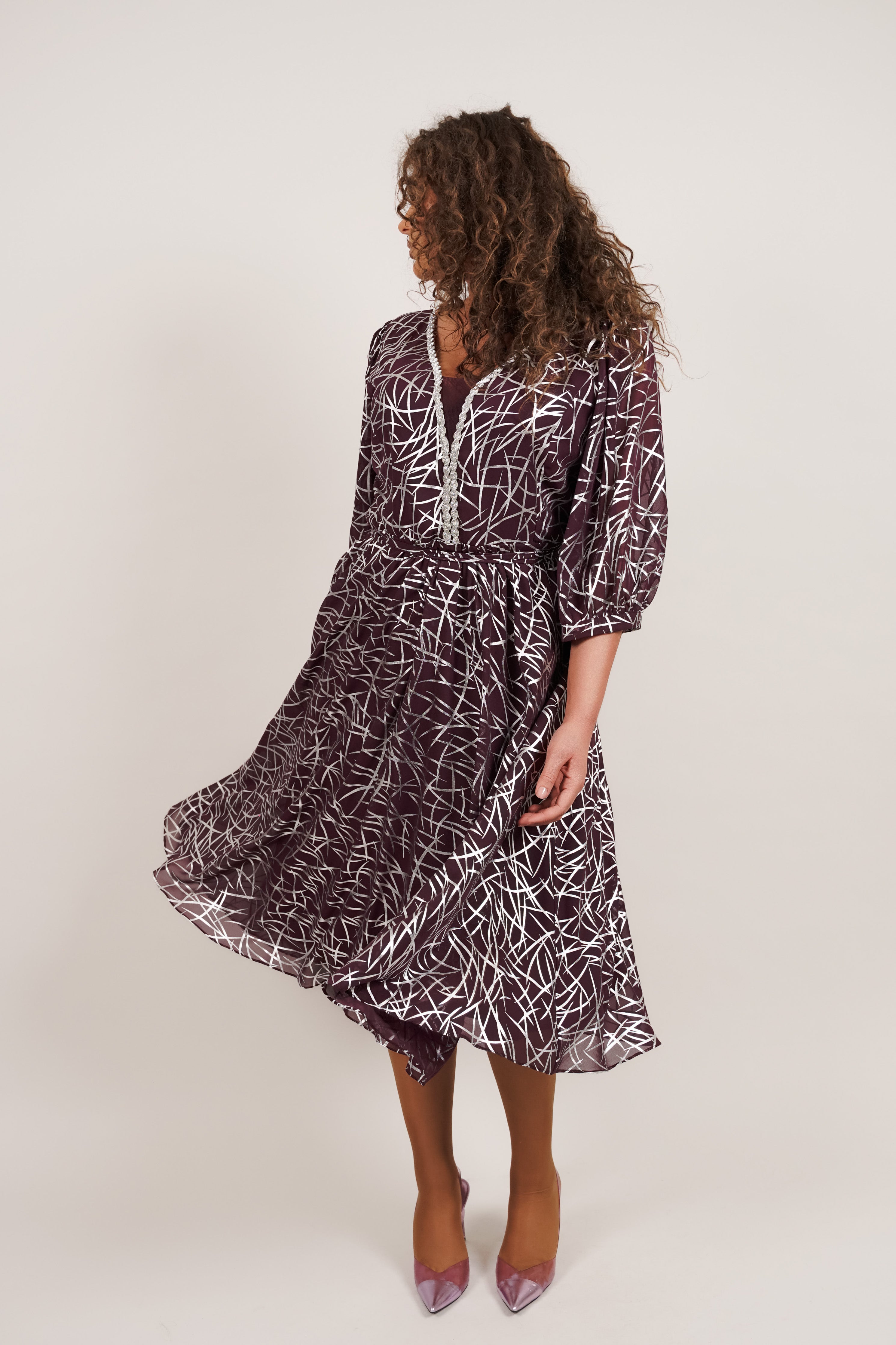 Violet Grace - sofisticirani print i ženstvena silueta